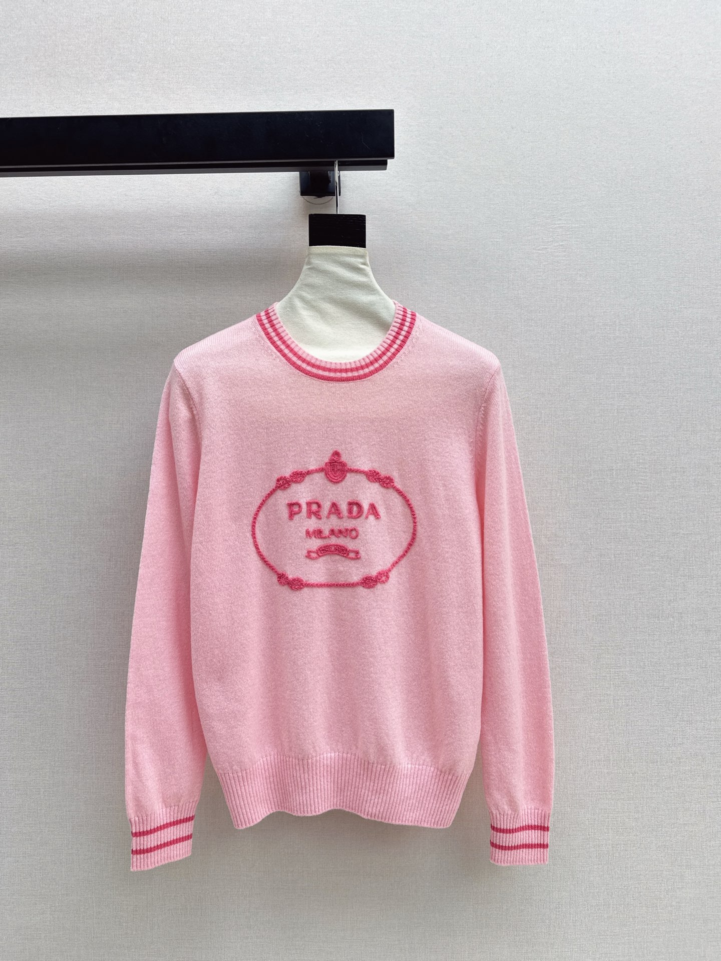 NO:609851,PD 25Ss————The latest simple pullover crew neck sweater for autumn and winter. Knitted wool material. Round neck short version. The upper body can be easily divided to make the body proportions look slimmer and taller. Juejuezi. Solid color, simple and low-key, full of luxury. Daily casual and versatile item. Three colors available for sale sml,,sweaters,alexander wang19860909PD 25Ss————秋冬最新款简约套头圆领毛衣 针织羊毛材质 圆领短款版型上身轻松分割身材比例显瘦显高 绝绝子 纯色简洁低调奢侈味十足 日常休闲百搭单品 三色现货发售sml,,sweaters,alexander wang,Women's clothing