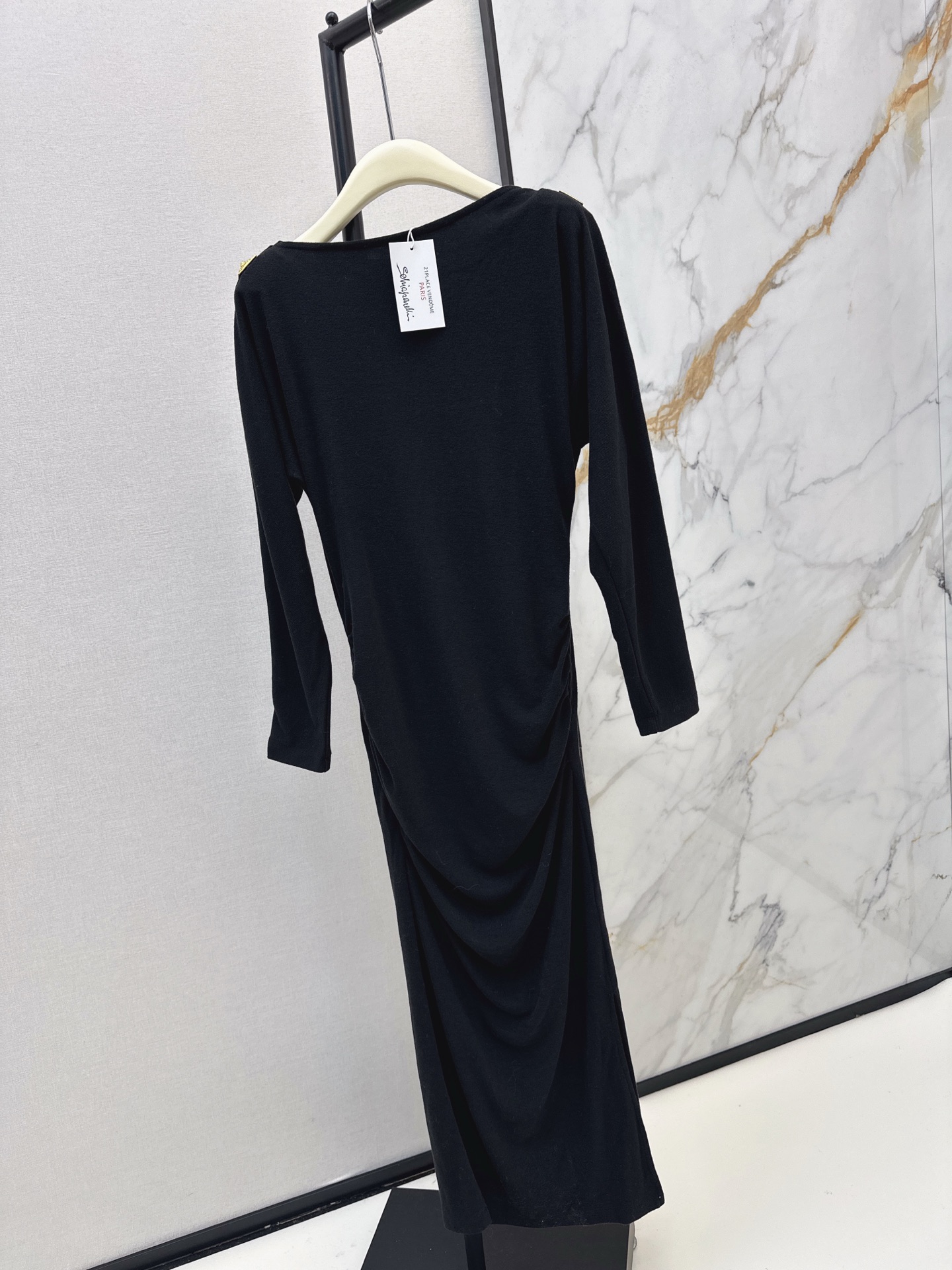 NO:609831,Fashionable single product Sch ~ 25Ss————The latest pleated long one-neck dress in autumn and winter. A must-have for Bai Fumei. Customized metal decoration is low-key and luxurious. A versatile and versatile artifact. The inner version is super slim. It is made of pure cotton and feels super comfortable. Casual, fashionable and high-end. Three colors available for sale sml,,skirts,alexander wang19860909时髦精单品 Sch ～ 25Ss————秋冬最新款褶皱长款一字领连衣裙 白富美必入神器 定制金属装饰低调奢华 万能百搭神器 内搭版型超显瘦 采用纯棉质感超舒适 休闲时髦又高级 三色现货发售sml,,skirts,alexander wang,Women's clothing