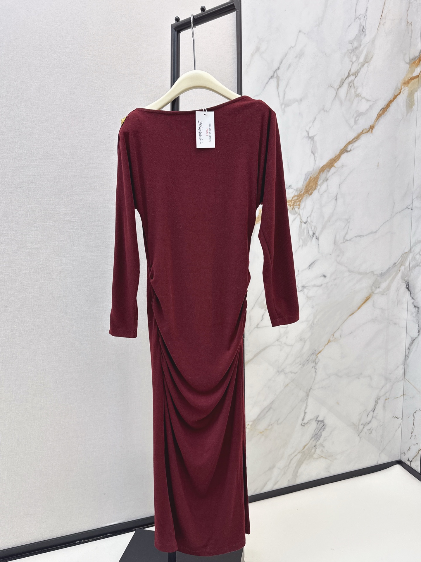 NO:609826,p, fashionable single product Sch ~ 25Ss————The latest pleated long one-neck dress in autumn and winter. A must-have artifact for Bai Fumei. Customized metal decoration, low-key luxury. Universal and versatile artifact. The inner version is super slim. Made of pure cotton texture, super comfortable. Casual, fashionable and high-end. Three colors available for sale sml,,skirts,alexander wang19860909p,时髦精单品 Sch ～ 25Ss————秋冬最新款褶皱长款一字领连衣裙 白富美必入神器 定制金属装饰低调奢华 万能百搭神器 内搭版型超显瘦 采用纯棉质感超舒适 休闲时髦又高级 三色现货发售sml,,skirts,alexander wang,Women's clothing