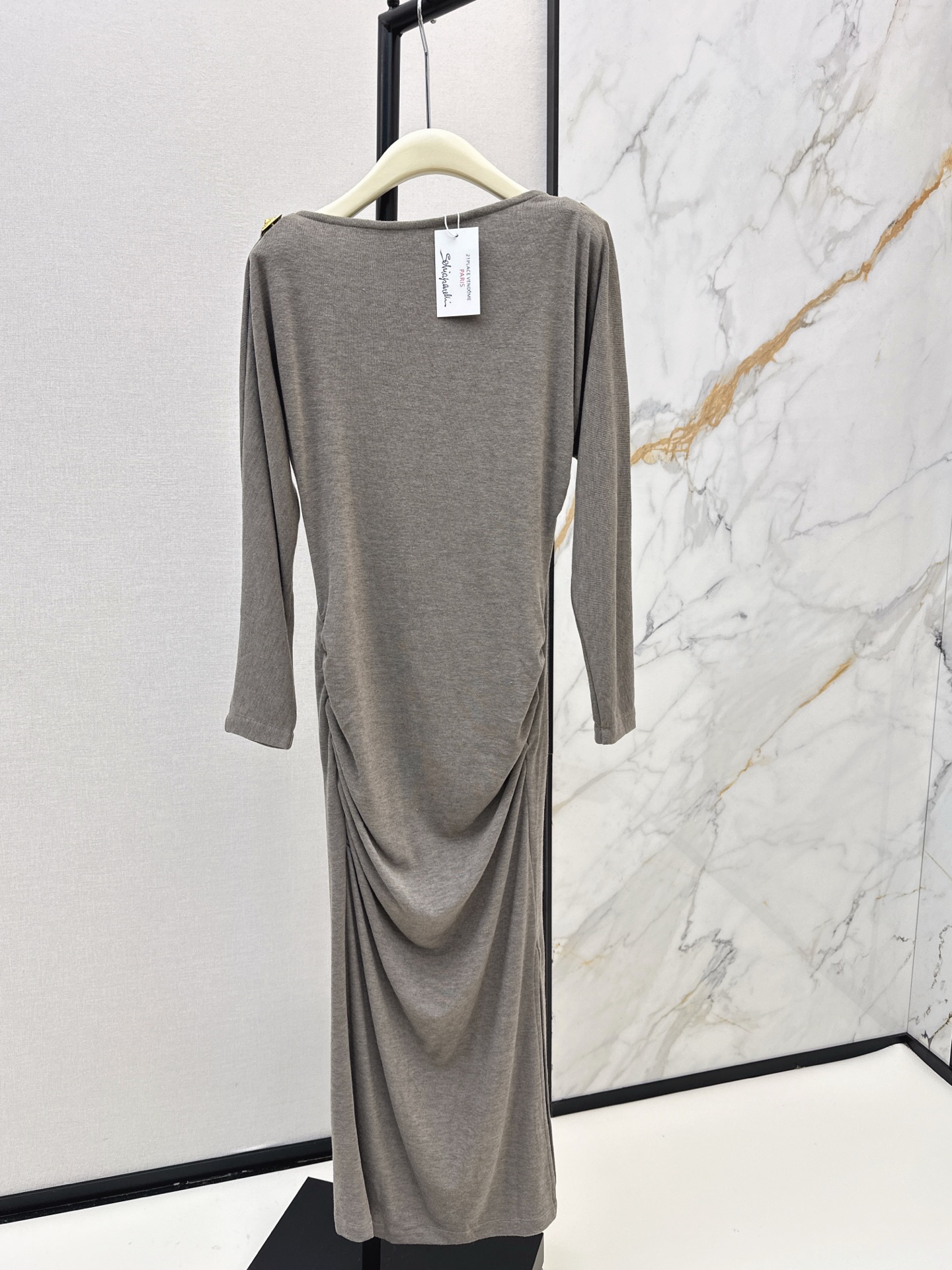 NO:609820,Fashionable single product Sch ~ 25Ss————The latest pleated long one-neck dress in autumn and winter. A must-have for Bai Fumei. Customized metal decoration is low-key and luxurious. A versatile and versatile artifact. The inner version is super slim. It is made of pure cotton and feels super comfortable. Casual, fashionable and high-end. Three colors available for sale sml,,skirts,alexander wang19860909时髦精单品 Sch ～ 25Ss————秋冬最新款褶皱长款一字领连衣裙 白富美必入神器 定制金属装饰低调奢华 万能百搭神器 内搭版型超显瘦 采用纯棉质感超舒适 休闲时髦又高级 三色现货发售sml,,skirts,alexander wang,Women's clothing