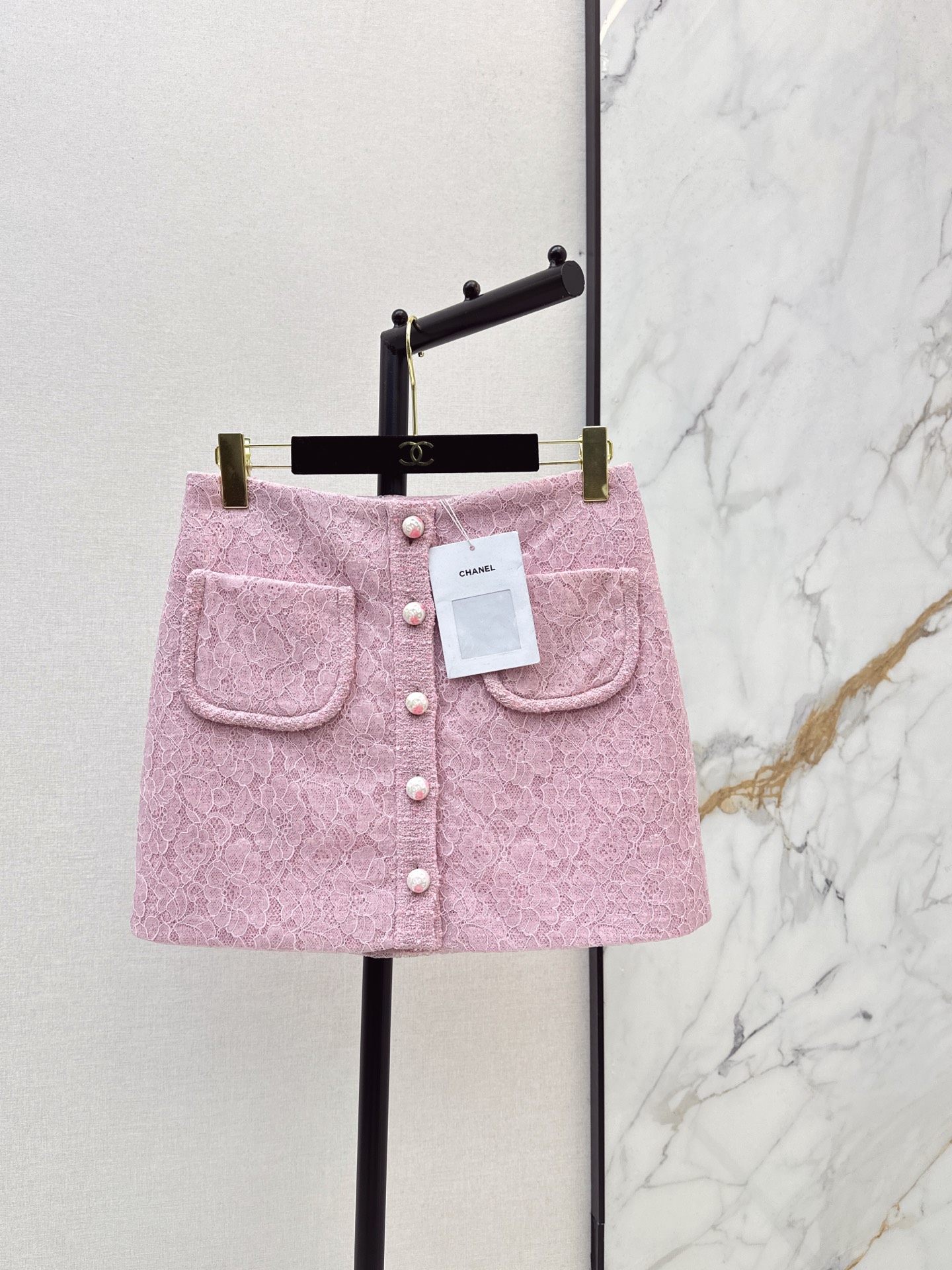 NO:610738,Coco Girl Outfits C Home 25Ss——The latest pink tweed lace A-line skirt in autumn and winter is developed with customized splicing fabrics and fine texture. A must-have item for white and rich beauty. Classic double pocket decoration. Single-breasted A-line tailoring. The upper body is super beautiful. Retro, elegant and sweet. Pearl buttons are embellished. Look at the details for workmanship. One color ready for sale sml,,chanel,skirts,alexander wang19860909coco女孩穿搭 C家 25Ss————秋冬最新款粉色粗花呢蕾丝A字半裙开发定制拼接面料质感细腻 白富美必入单品 经典双口袋装饰 单排扣A字剪裁版型上身超好看 复古优雅又甜美 珍珠纽扣点缀做工品质看细节 一色现货发售sml,,chanel,skirts,alexander wang,Women's clothing