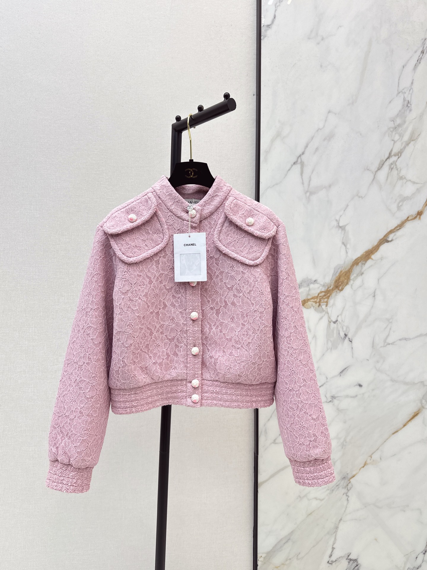 NO:610732,coco girl outfit C home 25Ss - the latest pink tweed lace stand-collar jacket jacket in autumn and winter, classic weaving technology + exquisite lace splicing fabric with delicate texture. A must-have item for Bai Fumei. Elegant and sweet. Pearl button embellishment. Perfect details. Short design shows body proportions. Shoulder flap pockets add layering. Camellia jacquard lining. One color ready for sale sml,,chanel,jackets & coats,jackets & coats,alexander wang19860909coco女孩穿搭 C家 25Ss———秋冬最新款粉色粗花呢蕾丝立领夹克外套经典编织工艺+精致蕾丝拼接面料质感细腻 白富美必入单品 优雅又甜美 珍珠纽扣点缀 细节满分 短款设计超显身材比例 肩部翻盖口袋增添层次感 山茶花提花里衬 一色现货发售sml,,chanel,jackets & coats,jackets & coats,alexander wang,Women's clothing