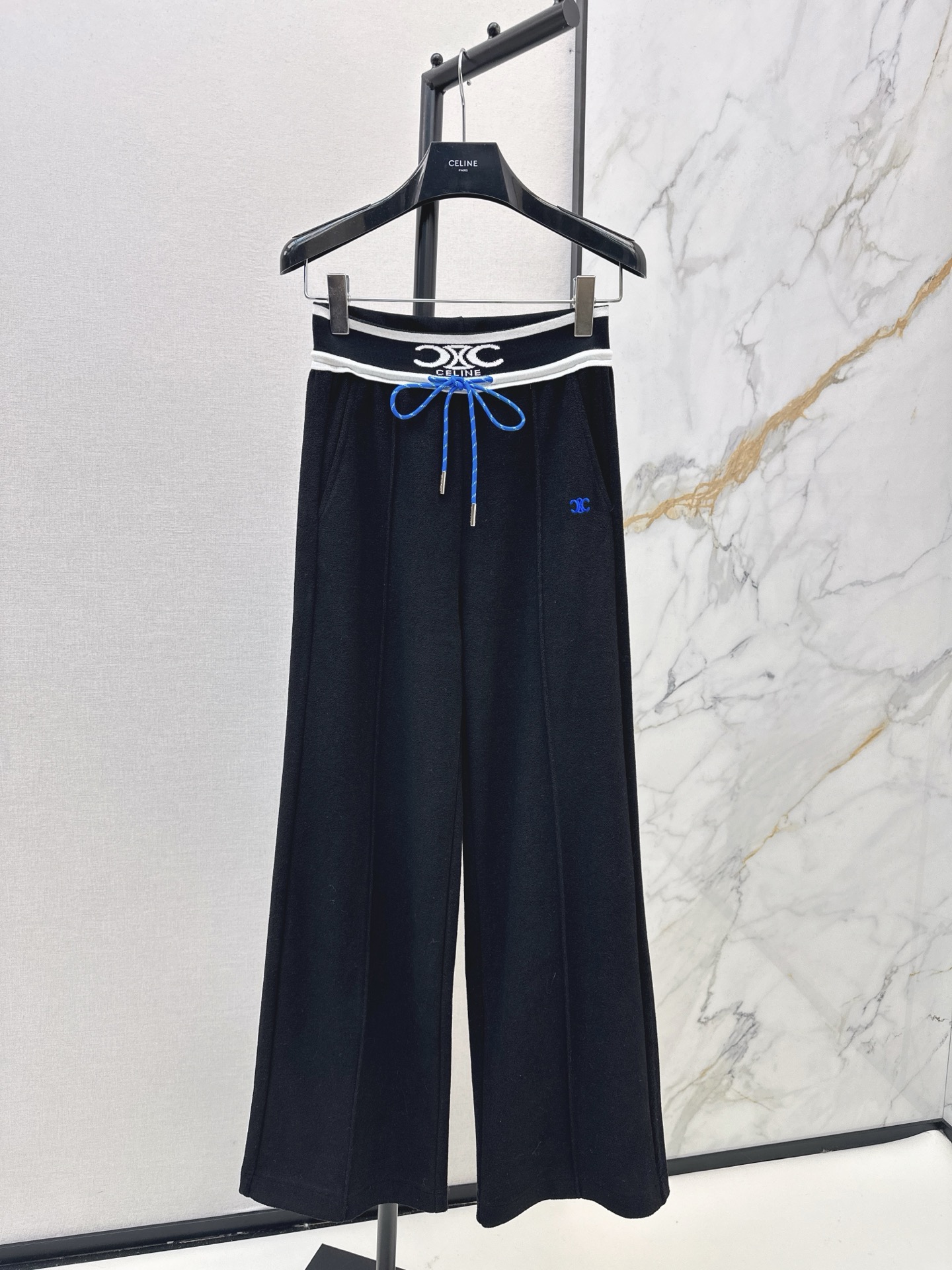 NO:610717,Ce 25Ss————The latest Arc de Triomphe threaded high-waist straight pants for autumn and winter. Both colors are excellent. You are not picky about your body shape. The upper body is particularly great!  The style of the matching is also very versatile. Exquisite and advanced customization. The texture of the textured fabric is awesome. Retro and elegant. The upper body is cool and handsome, age-reducing and fashionable. Two colors are available for sale sml,, alexander wang19860909Ce 25Ss————秋冬最新款凯旋门螺纹高腰直筒裤两色都很优秀 不挑剔身形要求 上身特别赞！搭配的风格也很通吃 精致高级定制 富有肌理感的面料质感超赞 复古优雅 上身酷帅减龄时髦精 两色现货发售sml,,alexander wang,Women's clothing