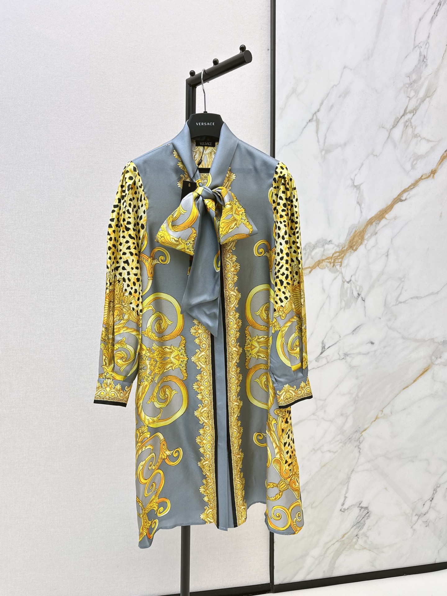 NO:610700,Ver 25Ss————The latest baroque positioning printed silk dress in autumn and winter, cheetah print golden brown, 100% silk twill fabric, metal buckle belt delivered, lantern skirt design, floating tie, Medusa metal buckle, super beautiful, original positioning printing pattern, classic waist style, not attractive, retro fashionable and high-end single product, the upper body is super slim, one color ready for sale, smlxl,,skirts,real silk,alexander wang19860909Ver 25Ss————秋冬最新款巴洛克定位印花真丝连衣裙猎豹印花金棕色系 百分百真丝斜纹绸面料 配送金属扣腰带 灯笼裙设计飘带领结美杜莎金属扣超美 原版定位印花图案 经典收腰版型不挑人 复古时髦又高级的单品 上身超显瘦 一色现货发售smlxl,,skirts,real silk,alexander wang,Women's clothing