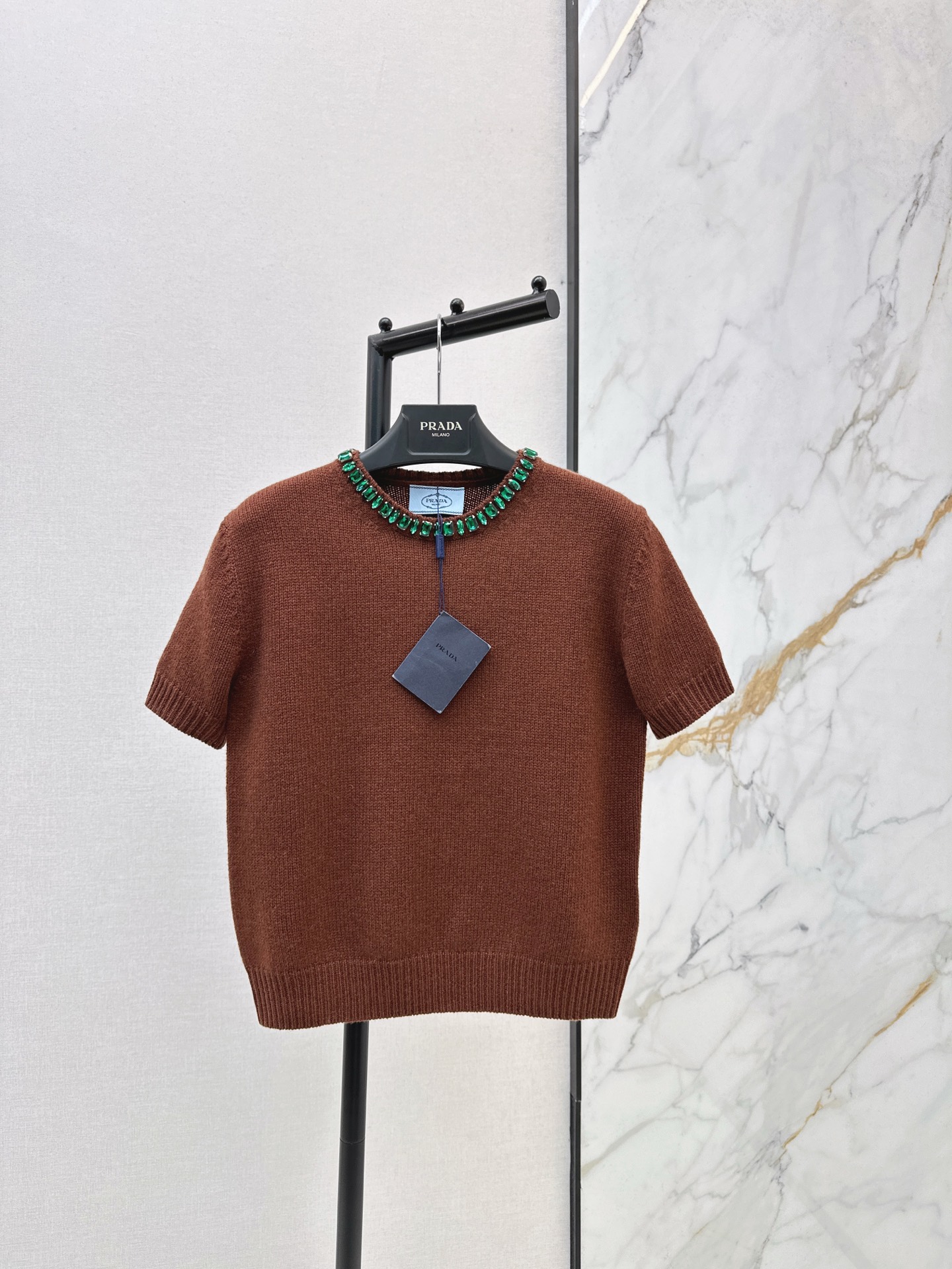 NO:610692,p, high-intellectual wear PD 25Ss————The latest long-term new product cashmere short-sleeved sweater in autumn and winter with hand-made crystal collar design. Very simple product with a very tonal style. The upper body is slimming. The texture of 70 cashmere 30 wool yarn is delicate, soft and comfortable. The classic version is versatile and not picky. The handmade triangle logo is minimalist and elegant. One color ready for sale sml,, sweaters, T-shirt, alexander wang19860909p,高智感穿搭 PD 25Ss————秋冬最新款长期主义新品基调羊绒短袖毛衣定位手工定钻水晶领圈设计 非常有调性的极简单品 版型上身巨显瘦 70羊绒30羊毛纱线质感细腻柔软舒适 经典版型百搭不挑人 手工三角标极简穿搭优雅气质 一色现货发售sml,,sweaters,T-shirt,alexander wang,Women's clothing