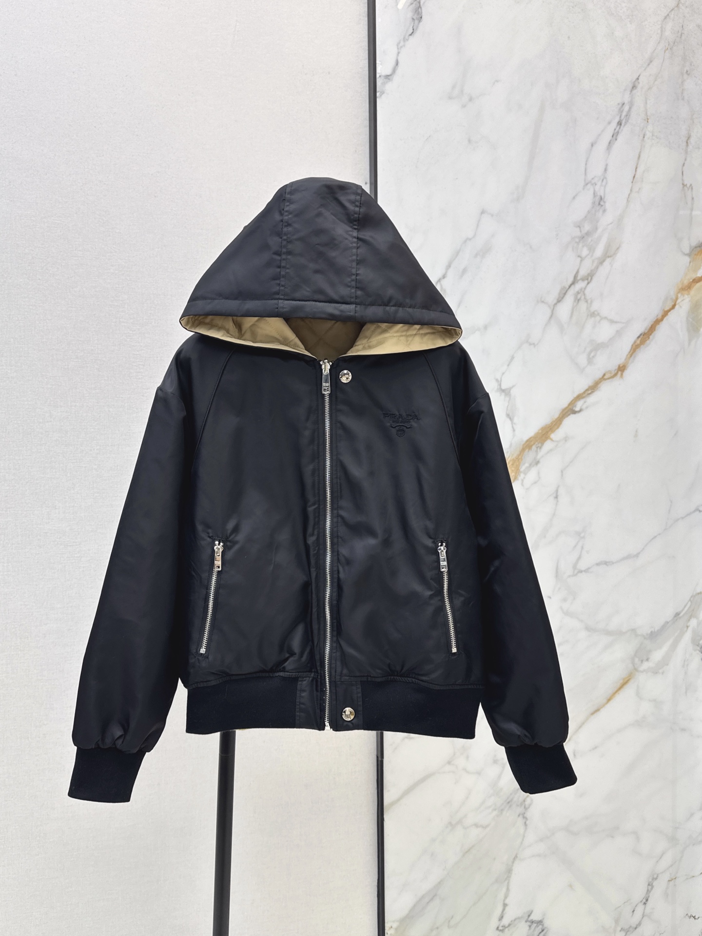 NO:610680,Reversible PD 25Ss————The latest hooded rhombus quilted jacket for autumn and winter Reversible, instant sale upon shipment, special material with texture, great attention to every small detail, just the right sense of high-end, three-dimensional tailoring, making the upper body of the garment more refined and western-style, custom molded decoration, available in one color, sml,, jackets & coats, hats, alexander wang19860909双面可穿 PD 25Ss————秋冬最新款连帽菱格纹夹棉外套 双面可穿 出货即爆单 特殊材质有肌理感 每个小细节都非常注重 恰到好处的高级感 立体剪裁 让成衣上身更为精致洋气 开模定制装饰 一色现货发售sml,,jackets & coats,hats,alexander wang,Women's clothing