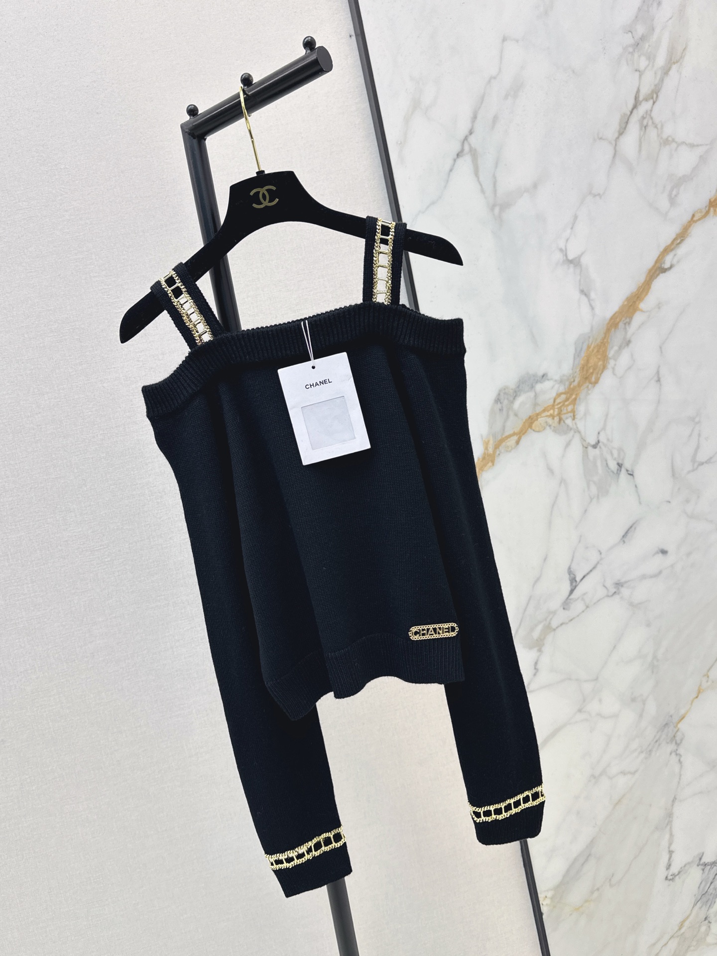 NO:610711,Coco Girl Outfits C Home 25Ss - The latest mid-century series of high-end handmade chain hollow strapless cashmere tops in autumn and winter. A must-have for Bai Fumei~~ The cashmere wool yarn is thick and soft. It can be worn alone or stacked. A must-have high-end item for Bai Fumei with French palace style. Purely hand-sewn chain elements with super heavy craftsmanship. The upper body is huge and slim. One color is available for sale sml,,chanel,alexander wang19860909coco女孩穿搭 C家 25Ss————秋冬最新款中古系列高定手工坊重工链条镂空露肩羊绒上衣 白富美必入～～ 羊绒羊毛纱线厚实柔软 可单穿可叠搭 法式宫廷风气质名媛白富美必备高级单品 超重工艺纯手工缝制链条元素 版型上身巨显瘦 一色现货发售sml,,chanel,alexander wang,Women's clothing