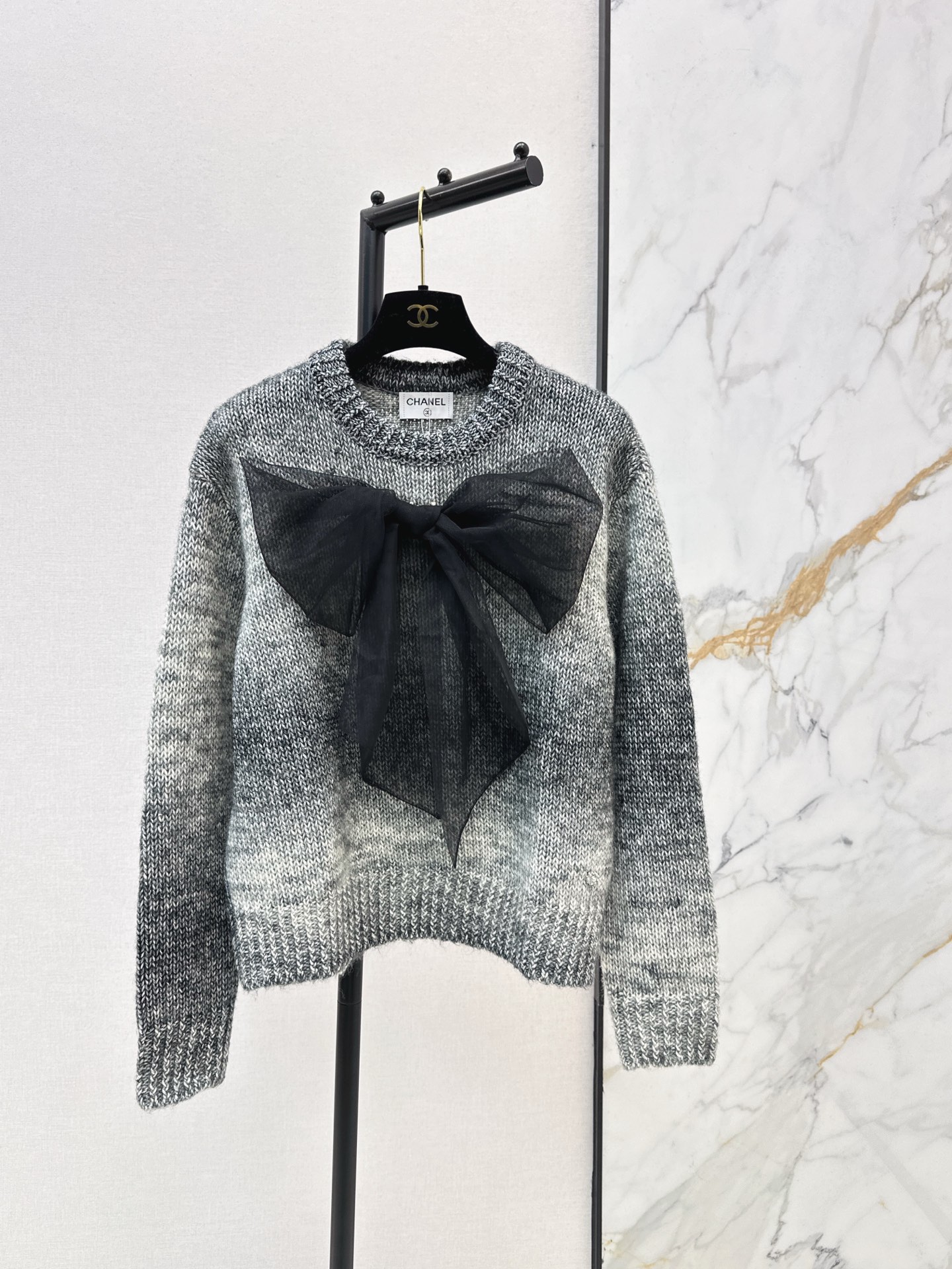 NO:610707,Coco Girl Outfits C Home 25Ss - The latest autumn and winter cured black and gray gradient bow cashmere long-sleeved tops imported wool yarn, mohair material, three-dimensional mesh bow, full and exquisite craftsmanship, a must-have artifact for white and rich beauty, universal and versatile version, super slim, positioning logo, trendy and advanced for age-reducing girls, one color ready for sale sml,,chanel,alexander wang19860909coco女孩穿搭 C家 25Ss————秋冬最新款治愈黑灰渐变蝴蝶结羊绒长袖上衣进口羊毛纱线 马海毛材质 立体网纱蝴蝶结工艺饱满精致 白富美必入神器 万能百搭版型超显瘦 定位logo减龄少女时髦又高级 一色现货发售sml,,chanel,alexander wang,Women's clothing