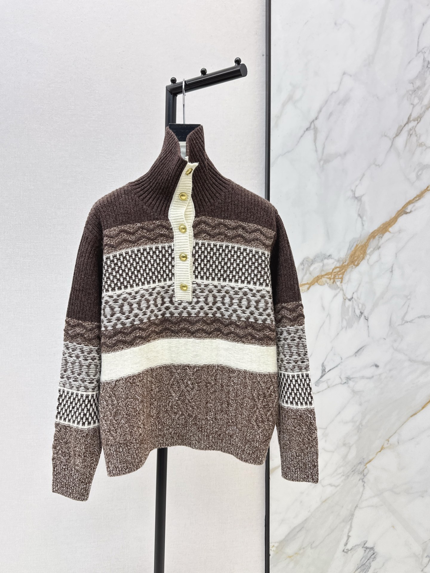 NO:610687,290L 25Ss————The latest lapel contrasting striped sweater in autumn and winter. The British retro style has a taste of the era. The regular version can be controlled by various body shapes. It is suitable for most girls. It can easily hide the body and look slim. It is OK to wear alone and with a high sense of fashion. One color is available for sale sml,,loro piana,sweaters,alexander wang19860909290L 25Ss————秋冬最新款翻领撞色条纹毛衣 英伦复古风很有年代的味道 常规版型各种身材都可以驾驭 适合大部份的妹子 轻松藏肉显瘦 单穿内搭都OK 实穿率拉满 时髦感拉满 一色现货发售sml,,loro piana,sweaters,alexander wang,Women's clothing