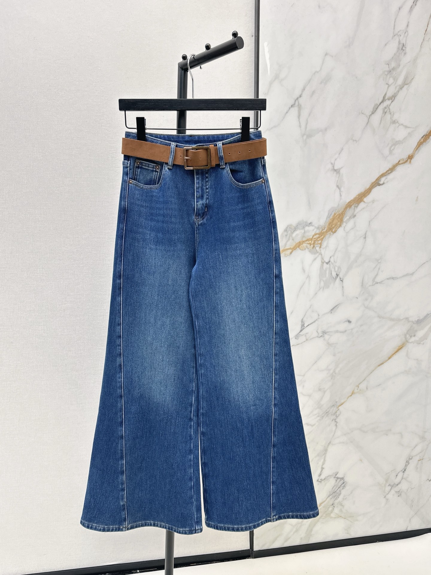 NO:610683,Simple and versatile, fashionable niche design 25Ss - the latest autumn and winter belt-embellished velvet jeans, a must-have for winter warmth, thick velvet inside, great thermal insulation effect, no matter how cold it is, side splicing design, flared trousers, very versatile and not picky, easy to wear with a sense of long-leg proportions, various versatile blogger-style trousers for daily use, two colors available for sale smlxl,,jeans,alexander wang19860909简约百搭 时髦小众设计 25Ss————秋冬最新款腰带装饰加绒牛仔裤 冬季保暖必备款 内里加厚绒 保暖效果巨好 再冷也不怕了 侧边拼接设计喇叭裤型 很百搭不挑人 轻松穿出长腿比例感 日常各种百搭的博主范裤子 两色现货发售smlxl,,jeans,alexander wang,Women's clothing