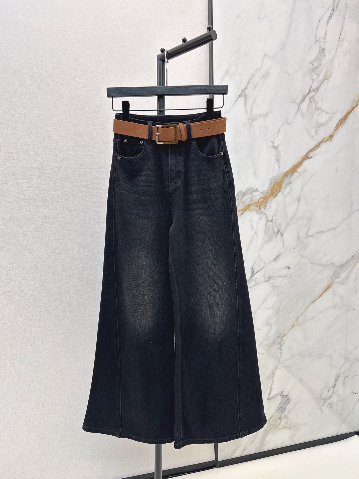 NO:610679,Simple and versatile, fashionable niche design 25Ss - the latest autumn and winter belt-embellished velvet jeans, a must-have for winter warmth, thick velvet inside, great thermal insulation effect, no matter how cold it is, side splicing design, flared trousers, very versatile and not picky, easy to wear with a sense of long-leg proportions, various versatile blogger-style trousers for daily use, two colors available for sale smlxl,,jeans,alexander wang19860909简约百搭 时髦小众设计 25Ss————秋冬最新款腰带装饰加绒牛仔裤 冬季保暖必备款 内里加厚绒 保暖效果巨好 再冷也不怕了 侧边拼接设计喇叭裤型 很百搭不挑人 轻松穿出长腿比例感 日常各种百搭的博主范裤子 两色现货发售smlxl,,jeans,alexander wang,Women's clothing