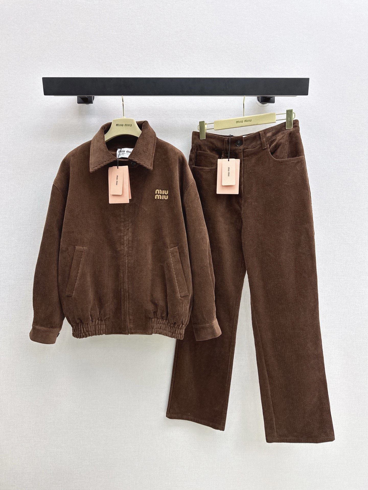 NO:610670,Miu 25Ss————The latest Miu style outfit for autumn and winter. Caramel corduroy jacket + straight trousers. Super high-end sugar-roasted chestnut color. I really love the sweet-cool girly style. The casual sweet-cool jacket has a loose fit and is very easy to control. The high-waisted straight leg and slightly wide trousers not only hide the flesh but also stretch the legs. Highly recommended for an outfit. The caramel brown tone has its own autumn and winter atmosphere. Developed in one color. Ready for sale sml 外,,miumiu,jackets & coats,jackets & coats,alexander wang19860909Miu 25Ss————秋冬最新款缪系穿搭套装焦糖色灯芯绒夹克外套+直筒长裤 巨高级的糖炒栗子色 甜酷少女风版型裁剪真的超级爱了 休闲甜酷夹克版型宽松非常好驾驭不挑人高腰直筒微阔裤脚不仅藏肉还能拉腿型 强烈推荐一套穿搭 焦糖棕调自带秋冬氛围感 一色分开发 现货发售sml 外,,miumiu,jackets & coats,jackets & coats,alexander wang,Women's clothing