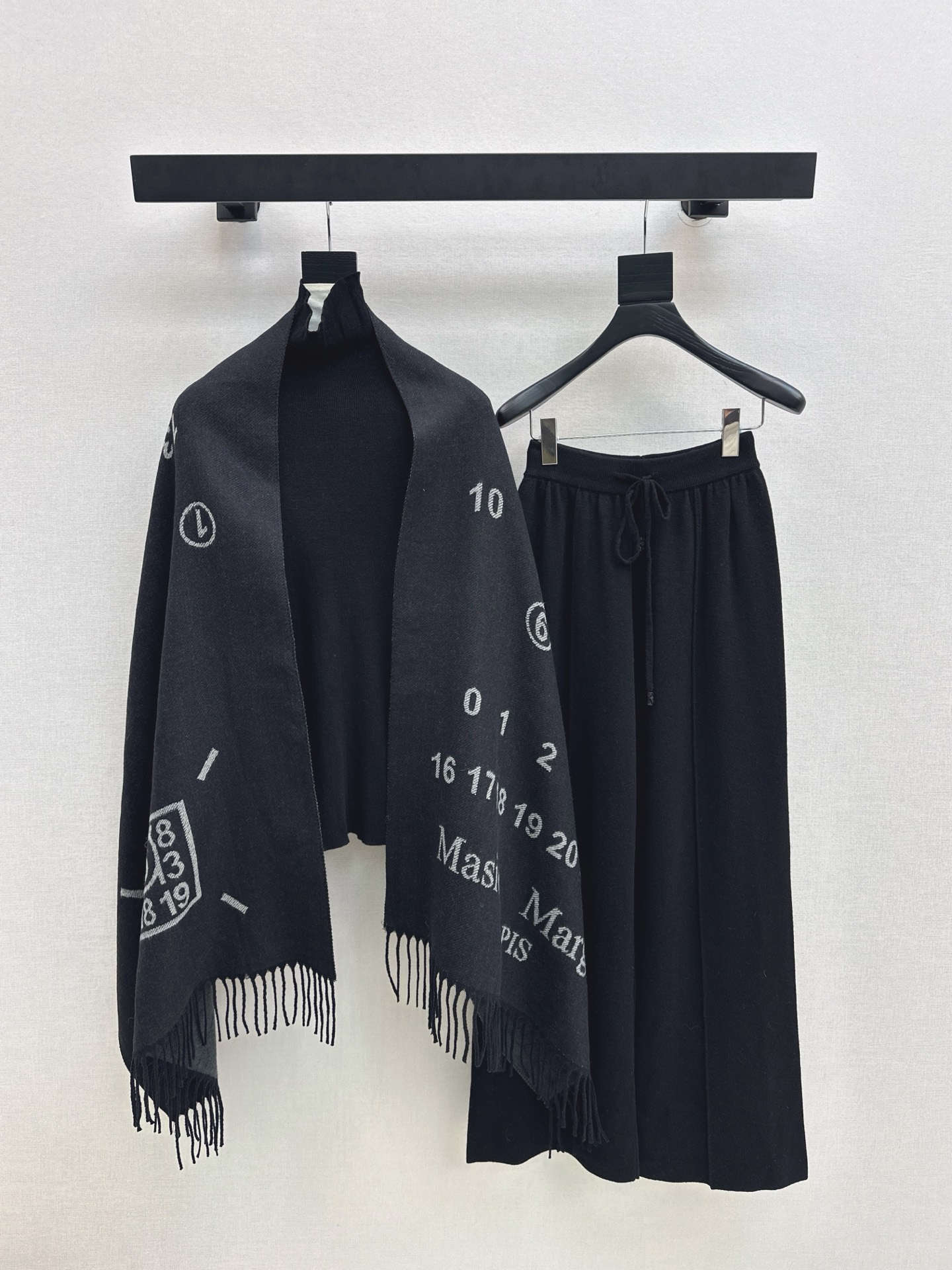 NO:610664,Hot item recommendation: Mm~6 25Ss - the latest early autumn knitted suit with digital pattern shawl + turtleneck bottoming shirt + elastic waist straight pants. Exquisite beauty. The overall feeling is very simple and elegant. When paired together, it will give you a gentle, beautiful and moving feeling. The color and pattern are impeccable. A must-have for lazy people. It will look good no matter how you wear it. The texture of the fabric is excellent. It is made of custom-made wool fabric. The details are in place. Available in one set.  Two colors ready for sale sml, shawls, alexander wang19860909爆单款推荐 Mm～6 25Ss———早秋最新款针织套装数字图案披肩+高领打底衫+松紧腰直筒裤 精致美感 整体给人感觉特别的简约大气 一套搭配起来给你人一种温柔美丽动人的感觉 颜色跟版型都无可挑剔 懒人必备一套怎么搭都好看 面料质感一绝 采用的是定制羊毛面料 细节很到位 一套出 两色现货发售sml,,shawls,alexander wang,Women's clothing