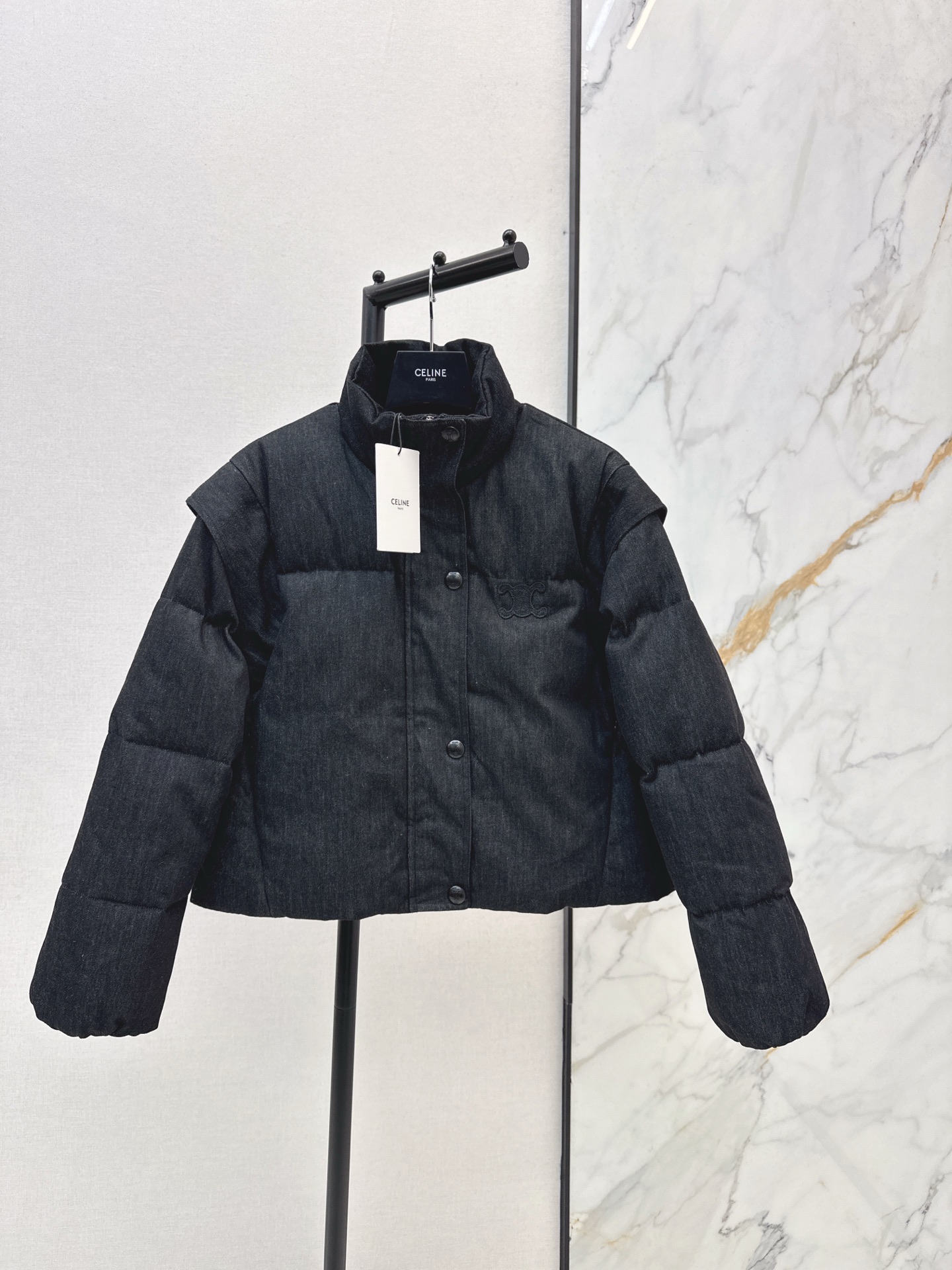 NO:610646,Equipped with a detachable dust bag for two wear ~ Ce 25Ss - the latest autumn and winter triangular leather brand-decorated bread down jacket. Classic loose silhouette that is not attractive. Dropped shoulders and detachable sleeves that turn into a small vest in seconds. Handsome and age-reducing, fashionable and versatile upper body, slim and warm. Multi-wear. Shell denim fabric. National standard 90 white goose down filling. Original open-film custom hardware accessories. Perfect workmanship and quality. Look at the details. One color ready for sale sml,,jackets &  coats,down jacket,alexander wang19860909配防尘袋可拆卸两穿款～ Ce 25Ss———秋冬最新款三角皮标牌装饰面包羽绒服外套 经典宽松廓形版型不挑人 落肩可拆卸袖秒变小马甲 帅气减龄时髦百搭上身显瘦又保暖 一衣多穿 外壳牛仔面料 国标90白鹅绒填充 原版开膜定制五金配件 完美做工品质看细节 一色现货发售sml,,jackets & coats,down jacket,alexander wang,Women's clothing