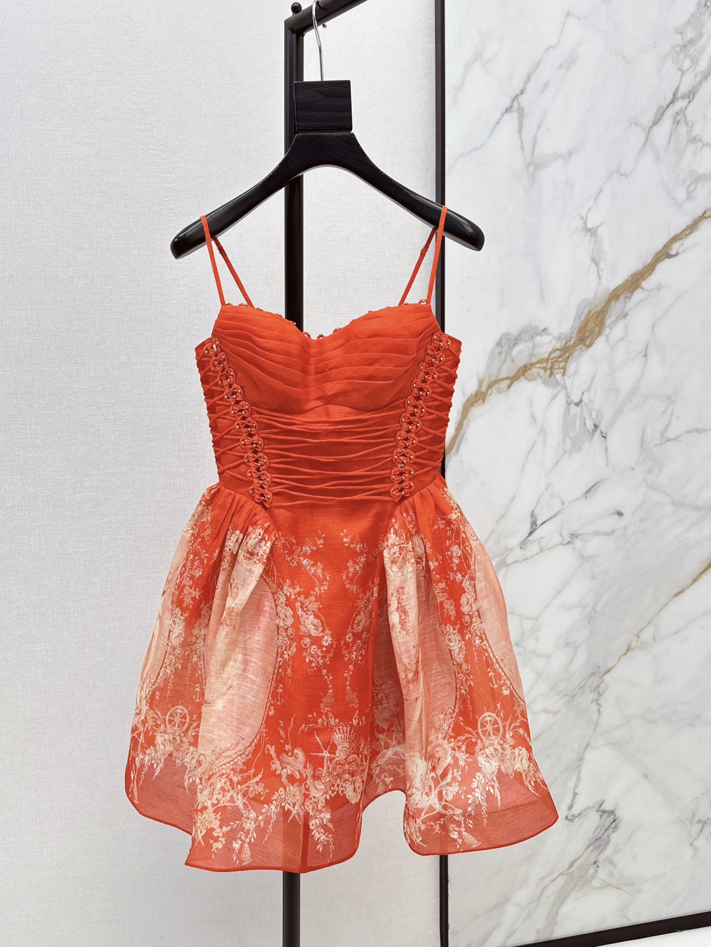 NO:611583,Exclusive first release of Zimmen-M 26Ss - the latest resort-style suspender dress in early spring. Elegant and fresh resort-style atmosphere. Elegant pattern printing, romantic and elegant white and rich beauty must-have items. Silk and linen blended fabrics. One color ready for sale smlxl,,skirts,real silk,alexander wang19860909独家首发 Zimmen-M 26Ss———早春最新款度假风吊带连衣裙淡雅清新的度假风气息 优雅图案印花浪漫优雅的白富美必备单品 真丝亚麻混纺面料 一色现货发售smlxl,,skirts,real silk,alexander wang,Women's clothing