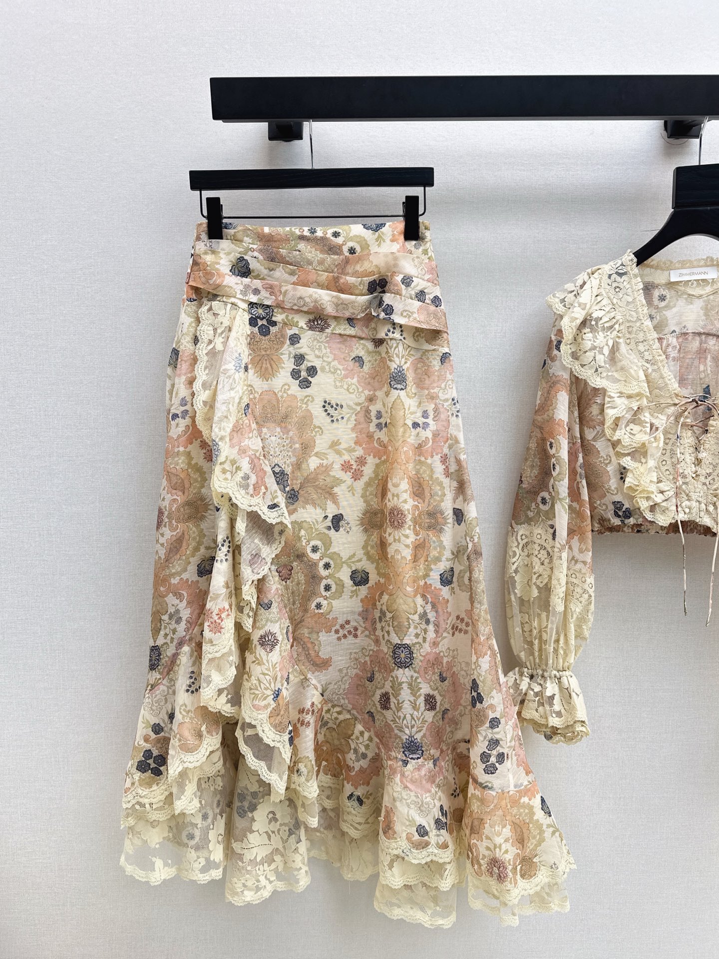 NO:611578,Zim 26Ss - the latest early spring vacation series romantic suit floral shirt + irregular hem skirt. Original customized heavy silk linen fabric. Palace style age-reducing girl style. Beautiful upper body. Fairy and elegant white and rich beauty must-have items. One color ready for sale smlxl,,skirts,shirts,real silk,alexander wang19860909Zim 26Ss———早春最新款度假系列浪漫套装碎花衬衫+不规则裙摆半裙 原版定制重磅真丝亚麻面料 宫廷风减龄少女风 上身美的不要不要的 仙气优雅的白富美必备单品 一色现货发售smlxl,,skirts,shirts,real silk,alexander wang,Women's clothing