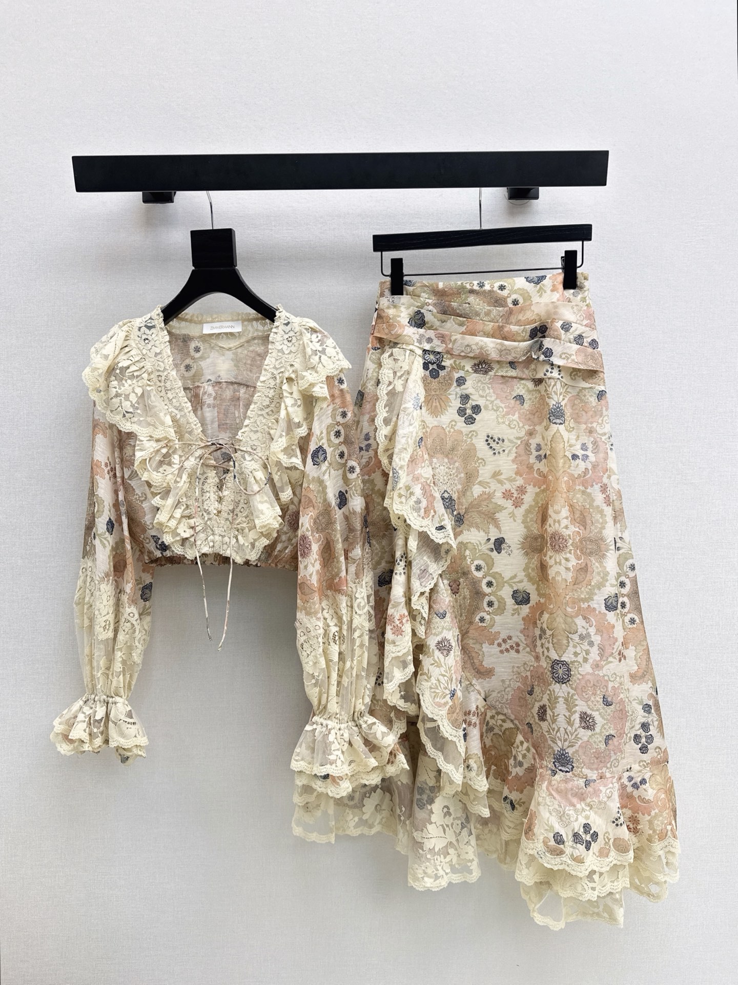 NO:611573,Zim 26Ss - the latest early spring vacation series romantic suit floral shirt + irregular hem skirt. Original customized heavy silk linen fabric. Palace style age-reducing girl style. Beautiful upper body. Fairy and elegant white and rich beauty must-have items. One color ready for sale on smlxl, skirts, shirts, real silk, alexander wang19860909Zim 26Ss———早春最新款度假系列浪漫套装碎花衬衫+不规则裙摆半裙 原版定制重磅真丝亚麻面料 宫廷风减龄少女风 上身美的不要不要的 仙气优雅的白富美必备单品 一色现货发售smlxl 上,,skirts,shirts,real silk,alexander wang,Women's clothing