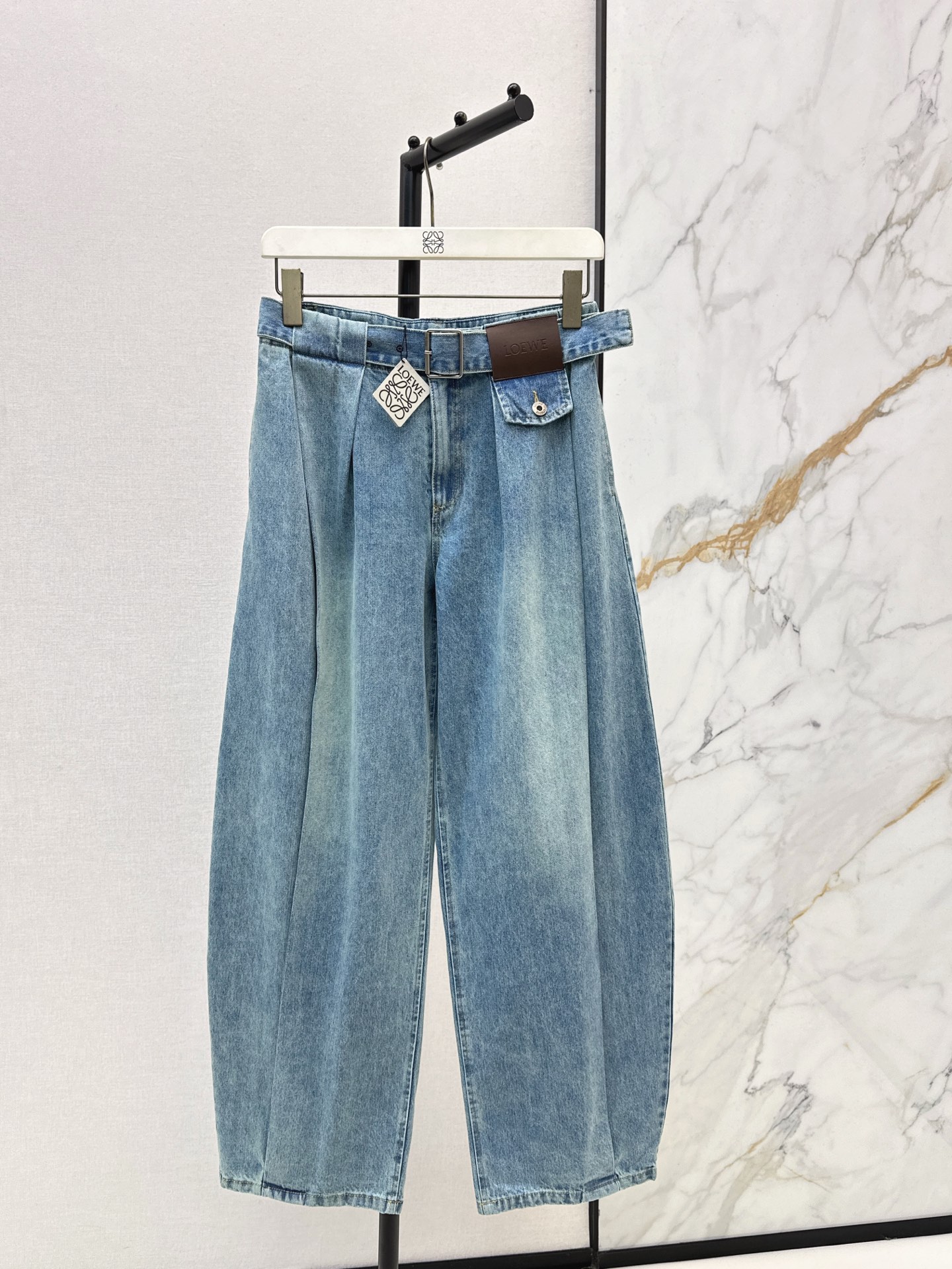 NO:611568,Loe 25Ss————The latest denim wide-leg pants for autumn and winter. They are the perfect tool for looseness in autumn and winter. The high-waisted wide-leg version hides the flesh and shows the length of the legs. It comes with a belt that is full of details. It is washed in light blue and comes with a retro filter. It can be worn for daily commuting or going out. One color is available for sale at smlxl, loewe, and alexander wang.19860909Loe 25Ss————秋冬最新款牛仔阔腿裤 是秋冬的松弛感神器 高腰阔腿版型藏肉又显腿长 自带腰带细节感拉满 浅蓝水洗自带复古滤镜 日常通勤或出街都能穿 一色现货发售smlxl,,loewe,alexander wang,Women's clothing