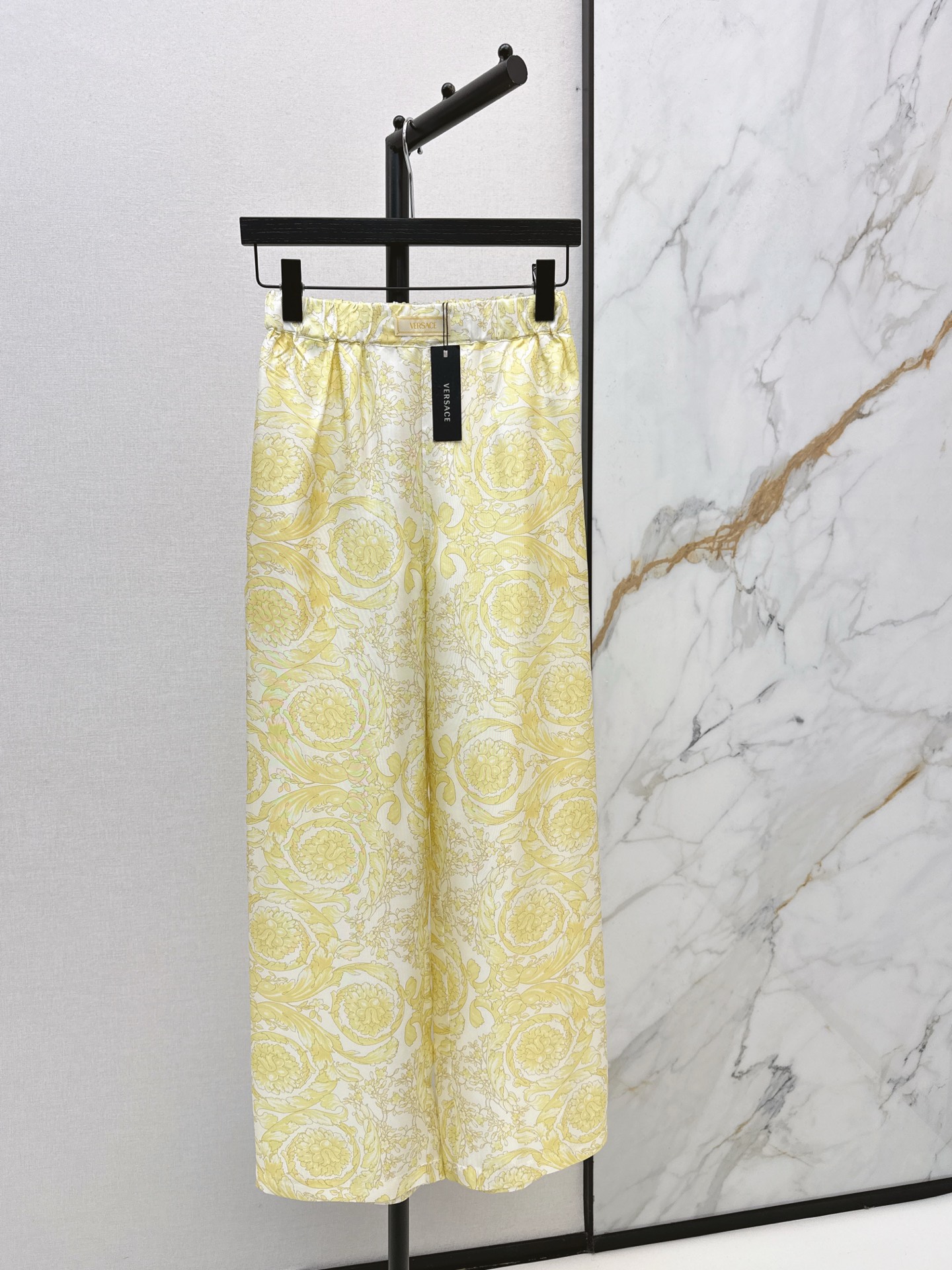 NO:611558,Recommend a set of Ver 25Ss - the latest baroque positioning printed silk straight pants for autumn and winter. 100% silk twill fabric. The Medusa metal buckle is super beautiful. The milky white + light gold color scheme is gentle and advanced. The original positioning printing pattern. The classic straight version is not attractive. Retro fashionable and high-end items. The upper body is super slim. Bai Fumei must-have artifact. One color ready for sale smlxl, real silk, alexander wang19860909推荐一套搭配 Ver 25Ss————秋冬最新款巴洛克定位印花真丝直筒裤百分百真丝斜纹绸面料 美杜莎金属扣超美 奶白+浅金的配色温柔又高级 原版定位印花图案 经典直筒版型不挑人 复古时髦又高级的单品 上身超显瘦 白富美必入神器 一色现货发售smlxl,,real silk,alexander wang,Women's clothing