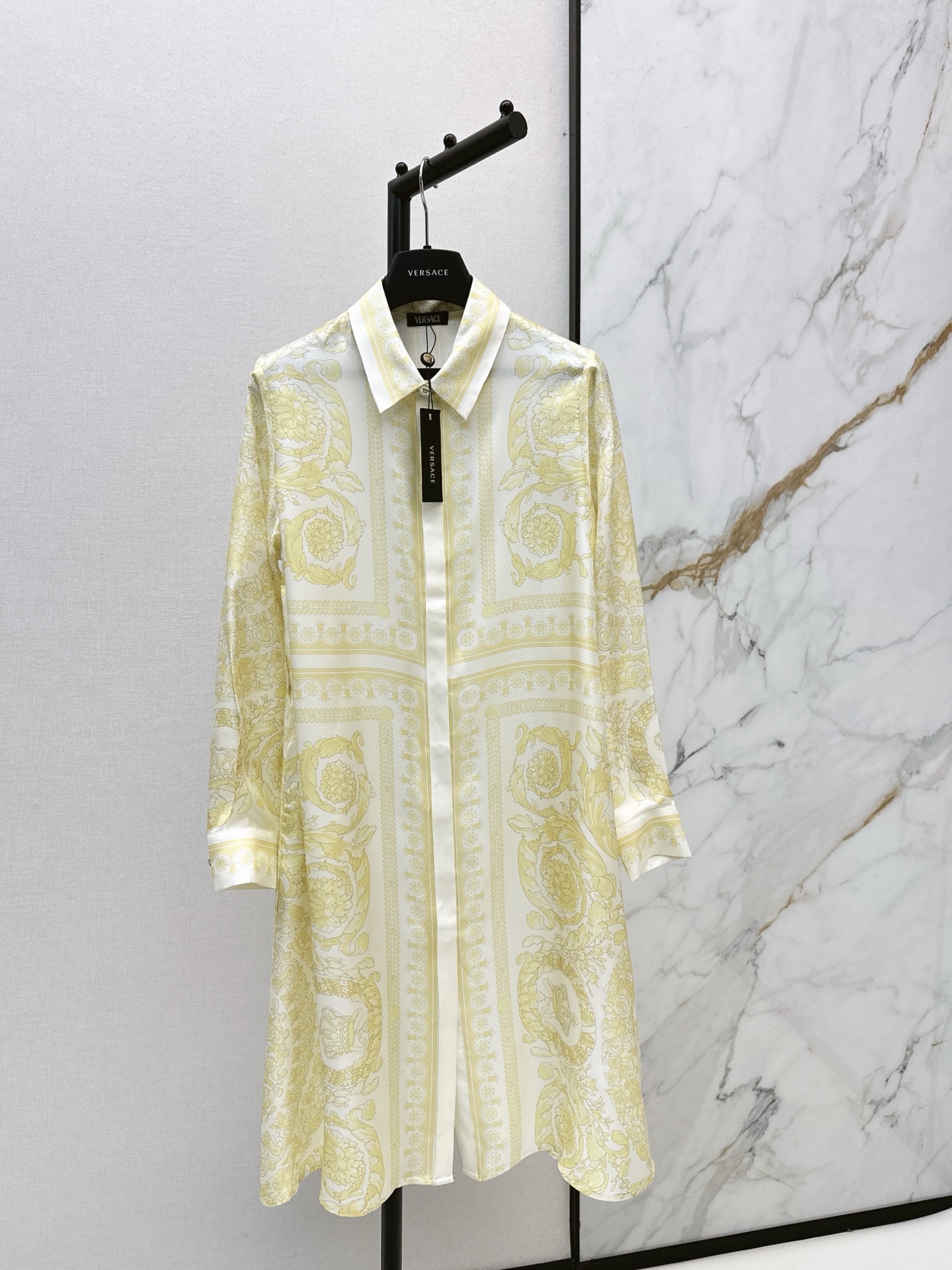 NO:611553,Ver 25Ss - the latest baroque positioning printed silk shirt for autumn and winter. 100% silk twill fabric. The Medusa metal buckle is super beautiful. The milky white + light gold color scheme is gentle and high-end. The original positioning printing pattern. Comes with a metal buckle belt. The classic small lapel waist and large skirt are not attractive in style. Retro fashionable and high-end items. One color ready for sale sml,,skirts,shirts,real silk,alexander wang19860909Ver 25Ss———秋冬最新款巴洛克定位印花真丝衬衫百分百真丝斜纹绸面料 美杜莎金属扣超美 奶白+浅金的配色温柔又高级 原版定位印花图案 配送金属扣腰带 经典小翻领收腰大裙摆版型不挑人 复古时髦又高级的单品 一色现货发售sml,,skirts,shirts,real silk,alexander wang,Women's clothing