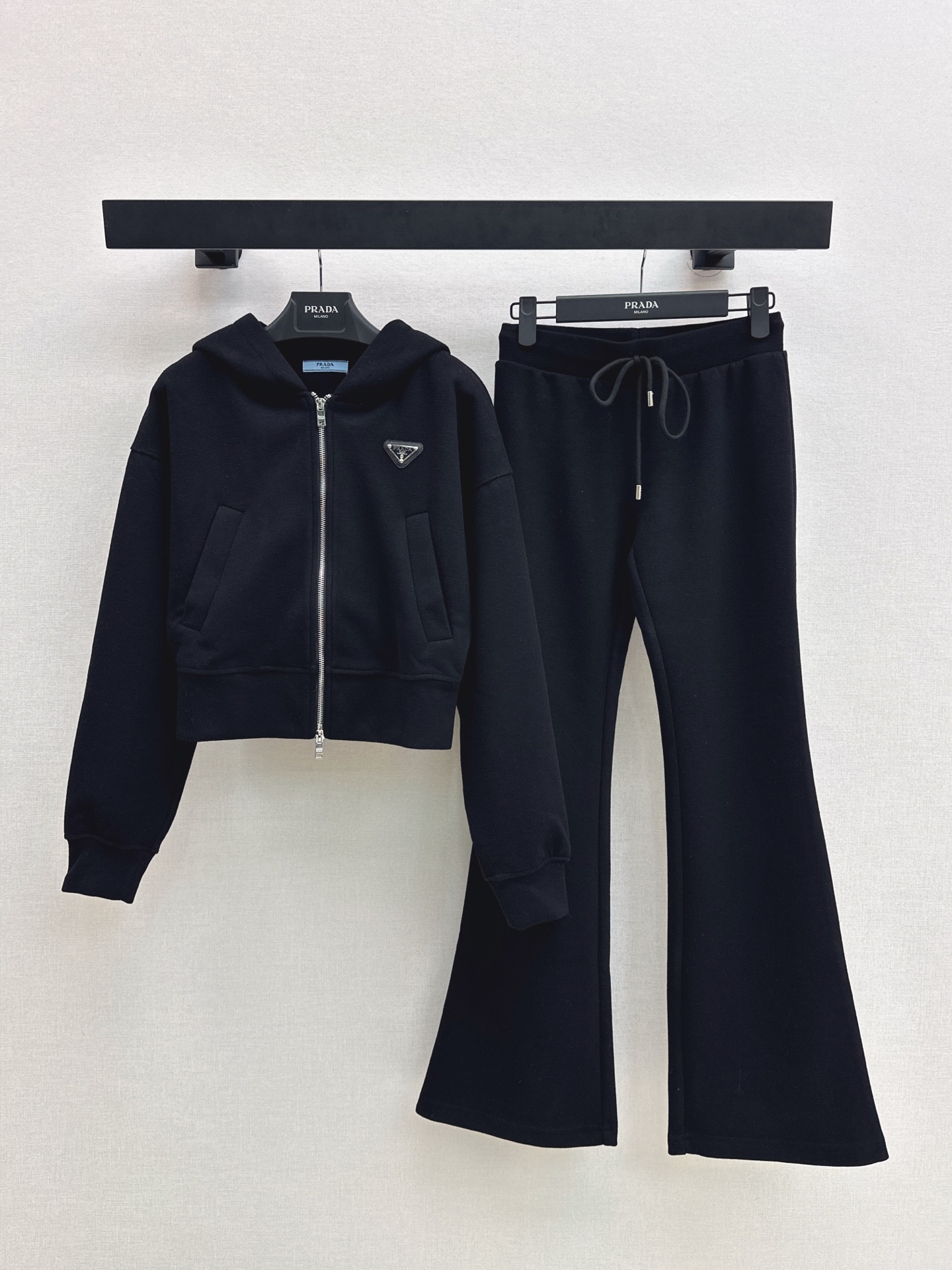 NO:611548,Popular item recommendation: PD 25Ss————The latest casual suit for autumn and winter. Hooded sweatshirt jacket + elastic straight sweatpants. A super easy-to-wear set. Whether it is a set or worn alone, it is very versatile. Casual and sports style. Old money and temperament. Definitely not afraid of going out of style. Always classic. Available in one set. Two colors available for sale sml, hoodie, sweatshirts, jackets & coats, hats, alexander wang19860909爆单款推荐 PD 25Ss————秋冬最新款休闲套装 连帽卫衣外套+松紧直筒卫裤 超级好穿的一套 不管是一套搭配或者单独穿都很百搭 休闲运动风 老钱有气质 绝对不怕过时 永远经典 一套出 两色现货发售sml,,hoodie,sweatshirts,jackets & coats,hats,alexander wang,Women's clothing