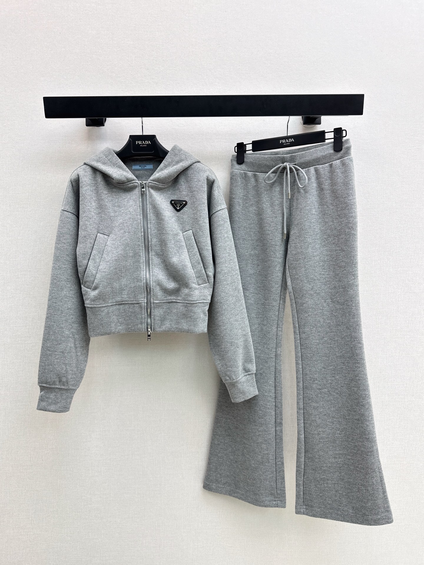 NO:611544,Hot item recommendation: PD 25Ss————The latest casual suit for autumn and winter. Hooded sweatshirt jacket + elastic straight sweatpants. A super easy-to-wear set. Whether it is a set or worn alone, it is very versatile. Casual and sports style. Old money and temperament. Definitely not afraid of going out of style. Always classic. Available in one set. Two colors in stock. sml 0,,hoodie,sweatshirts,jackets & coats,hats,alexander wang19860909爆单款推荐 PD 25Ss————秋冬最新款休闲套装 连帽卫衣外套+松紧直筒卫裤 超级好穿的一套 不管是一套搭配或者单独穿都很百搭 休闲运动风 老钱有气质 绝对不怕过时 永远经典 一套出 两色现货发售sml 0,,hoodie,sweatshirts,jackets & coats,hats,alexander wang,Women's clothing