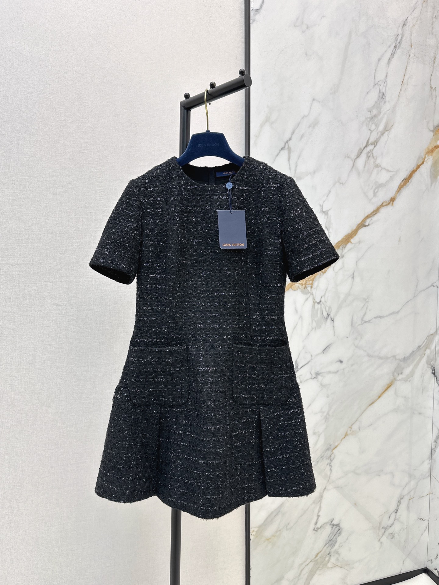 NO:611538,L Family 25Ss————The latest short-sleeved dress in autumn and winter has a classic shape. I fell in love with it at first sight. The pattern design can well modify the neck line and instantly improve the temperament of the upper body. Customized buttons. The pattern of the upper body is huge and the color is super white. One color is available in stock. smlxl, louis vuitton, skirts, T-shirt, alexander wang19860909L家 25Ss————秋冬最新款短袖连衣裙经典造型 一眼就爱上了 版型设计能很好的修饰颈部线条 上身气质立马提升 定制纽扣 版型上身巨好看,l颜色超显白 一色现货发售smlxl,,louis vuitton,skirts,T-shirt,alexander wang,Women's clothing