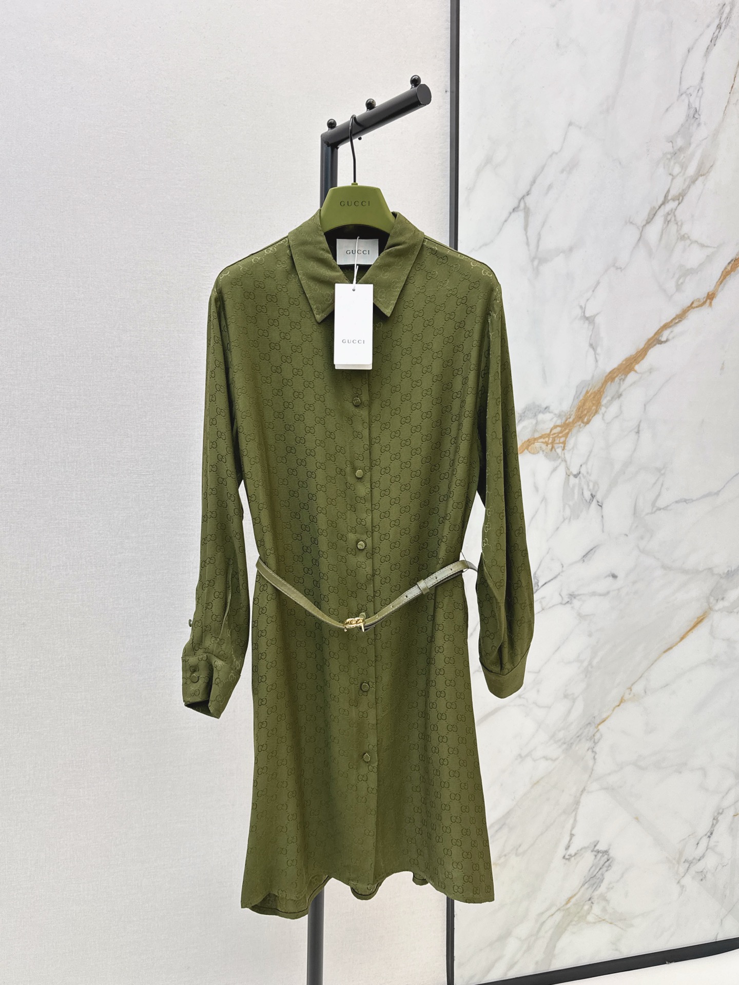 NO:611533,Gu 25Ss————The latest jacquard belt dress for autumn and winter. Customized imported jacquard material. Comfortable and delicate texture. Slim and stylish. Shirt waist dress style. Clean and slim fit. Straight-cut letter belt to tighten the waist. The knee-length skirt is flexible and elegant, highlighting the waist and hip lines. The double G letter pattern is all over the body. The jacquard highlights the sense of brand sophistication. The upper body is full of fashion and elegance. Daily commuting and vacation.  One color ready for sale smlxl,,skirts,shirts,alexander wang19860909Gu 25Ss————秋冬最新款提花腰带连衣裙 定制进口提花材质 质感舒适细腻 垂顺有型 衬衫收腰连衣裙版型 裁剪利落修身 直筒立裁字母腰带起到收腰效果 及膝裙摆灵动飘逸 更凸显腰胯线条 通体满铺双G字母图案 提花凸显品牌精致感 上身充满时尚优雅气息 日常通勤度假 一色现货发售smlxl,,skirts,shirts,alexander wang,Women's clothing