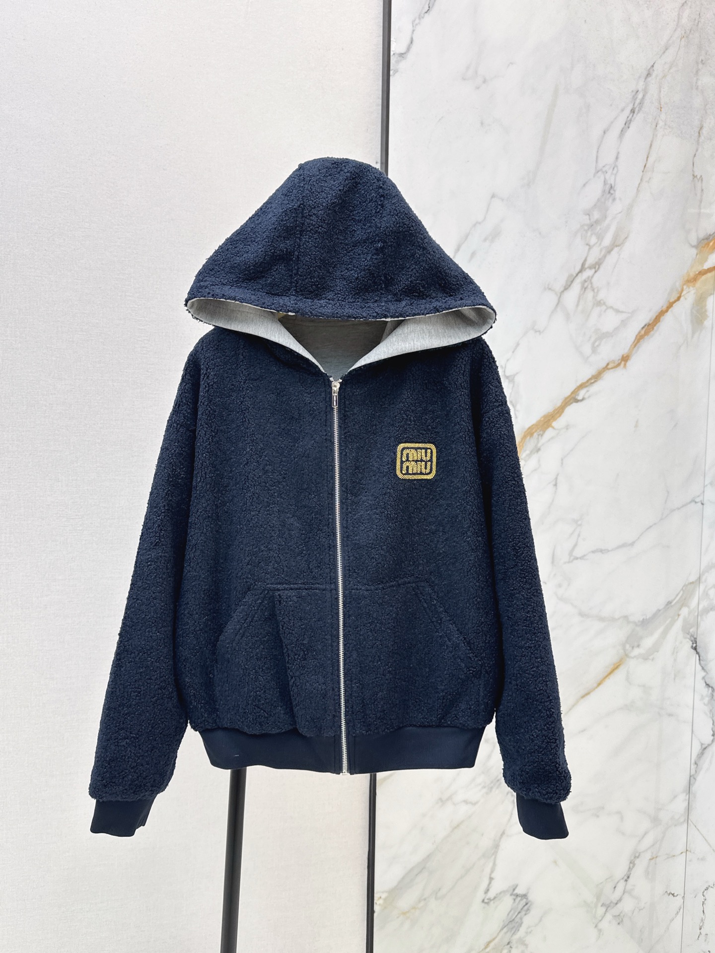 NO:611528,Miu 25Ss————The latest reversible hooded jacket for autumn and winter. Special material with texture. Pays great attention to every small detail. Just the right sense of high-end. Three-dimensional tailoring makes the upper body of the garment more refined and stylish. Mold customization. One color ready for sale. sml,, miumiu, jackets & coats, hats, alexander wang19860909Miu 25Ss————秋冬最新款双面可穿连帽外套双面可穿 特殊材质有肌理感 每个小细节都非常注重 恰到好处的高级感 立体剪裁 让成衣上身更为精致洋气 开模定制装饰 一色现货发售sml,,miumiu,jackets & coats,hats,alexander wang,Women's clothing