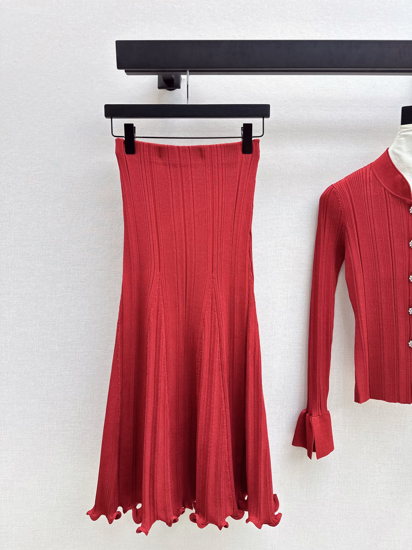 NO:611518,260S 25Ss————The latest Christmas red suit for autumn and winter with a small stand-up collar knitted cardigan + a high-waisted stretch elastic hip skirt. It cleverly raises the waistline and visually elongates the proportion of the legs instantly, allowing you to easily have long legs. It is also very tolerant to various body types. Whether it is a small sister who wants to look taller or a pear-shaped baby who wants to optimize the body proportions, it can be perfectly adapted. Developed in one color. Ready for sale sml  on,,skirts,alexander wang19860909260S 25Ss————秋冬最新款圣诞红套装小立领针织开衫+高腰垂感弹力包臀半裙 巧妙地提高腰线,在视觉上瞬间拉长腿部比例 让你轻松拥有大长腿既视感 而且对各种身材的包容性都很强 无论是小个子姐妹想要显高 还是梨形身材的宝子想要优化身材比例 都能完美适配 一色分开发 现货发售sml 上,,skirts,alexander wang,Women's clothing