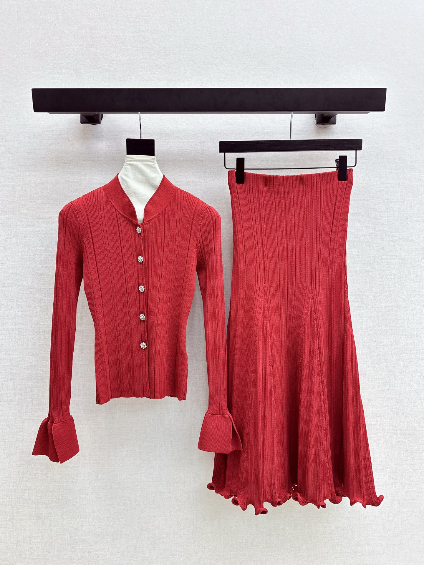 NO:611513,270S 25Ss————The latest Christmas red suit for autumn and winter with a small stand-up collar knitted cardigan + a high-waisted stretch elastic hip skirt. It cleverly raises the waistline and instantly lengthens the proportion of the legs visually, allowing you to easily have long legs. It is also very tolerant to various body types. Whether it is a small sister who wants to look taller or a pear-shaped baby who wants to optimize the body proportions, it can be perfectly adapted. Developed in one color. Ready for sale sml  on,,skirts,alexander wang19860909270S 25Ss————秋冬最新款圣诞红套装小立领针织开衫+高腰垂感弹力包臀半裙 巧妙地提高腰线,在视觉上瞬间拉长腿部比例 让你轻松拥有大长腿既视感 而且对各种身材的包容性都很强 无论是小个子姐妹想要显高 还是梨形身材的宝子想要优化身材比例 都能完美适配 一色分开发 现货发售sml 上,,skirts,alexander wang,Women's clothing