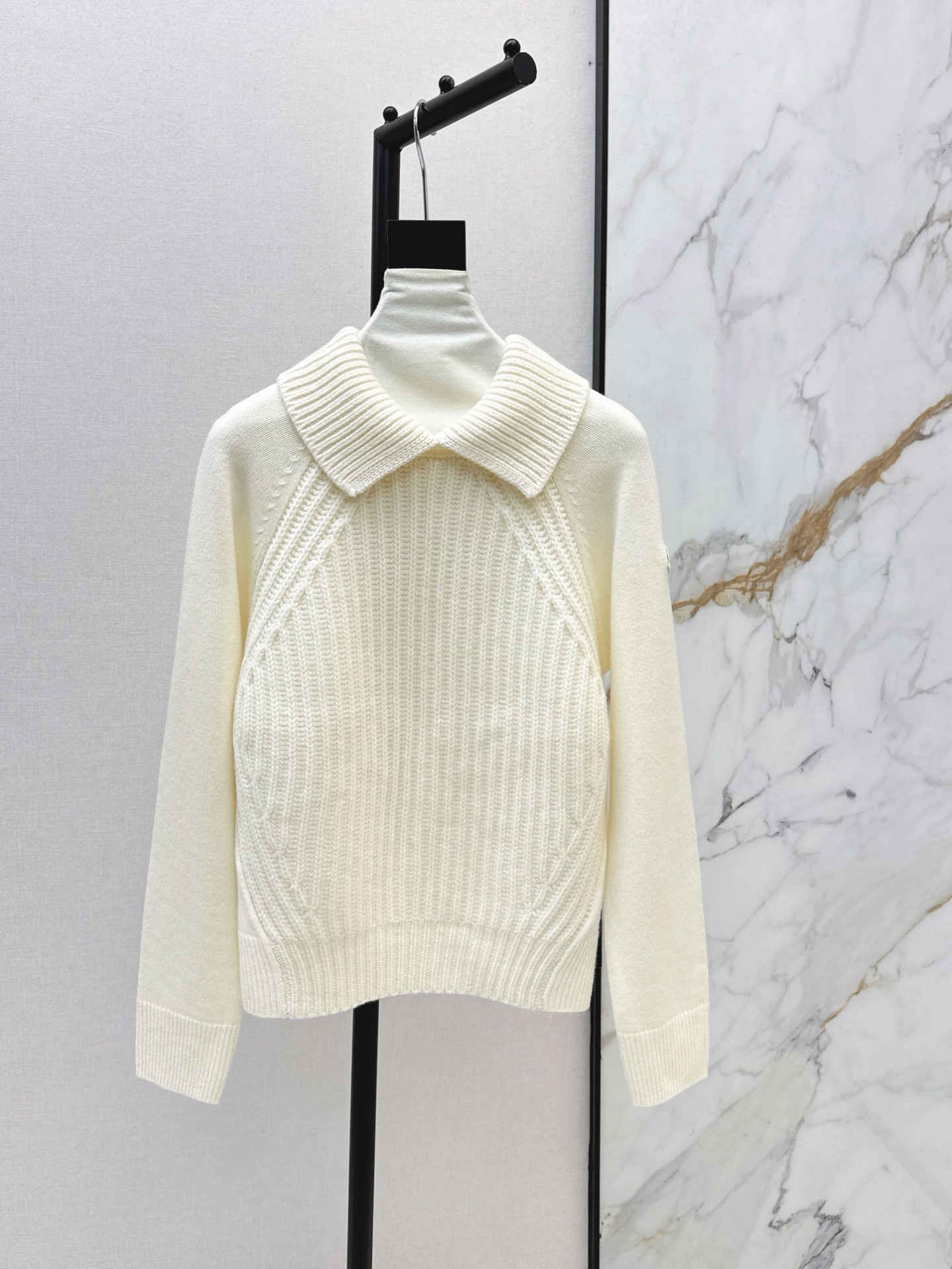 NO:611537,Mc 25Ss————The latest lapel knitted sweater for autumn and winter. The lapel design is slim and fit. It is versatile and not picky. Casual and age-reducing. The classic badge patch embroidery enhances the style. The beauty of imported machine thick needle texture. The dyeing yarn has a vibrant autumn atmosphere. Two colors are available for sale now. sml,,sweaters,alexander wang19860909Mc 25Ss————秋冬最新款翻领针织毛衣可翻领设计修身合身版型百搭不挑人 休闲减龄 经典徽章贴片绣花提升格调 进口机粗针纹理美感 定染纱线活力秋日氛围感 两色现货发售sml,,sweaters,alexander wang,Women's clothing