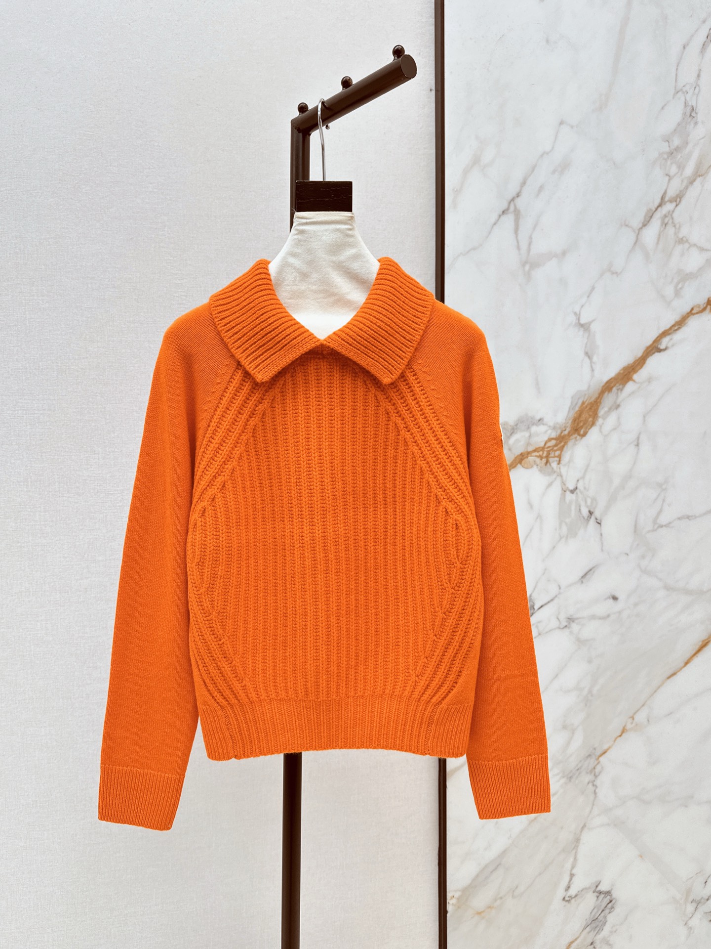 NO:611532,Mc 25Ss————The latest lapel knitted sweater for autumn and winter. The lapel design is slim and fit. It is versatile and not picky. Casual and age-reducing. The classic badge patch embroidery enhances the style. The beauty of imported machine thick needle texture. The dyeing yarn has a vibrant autumn atmosphere. Two colors are available for sale now. sml,,sweaters,alexander wang19860909Mc 25Ss————秋冬最新款翻领针织毛衣可翻领设计修身合身版型百搭不挑人 休闲减龄 经典徽章贴片绣花提升格调 进口机粗针纹理美感 定染纱线活力秋日氛围感 两色现货发售sml,,sweaters,alexander wang,Women's clothing