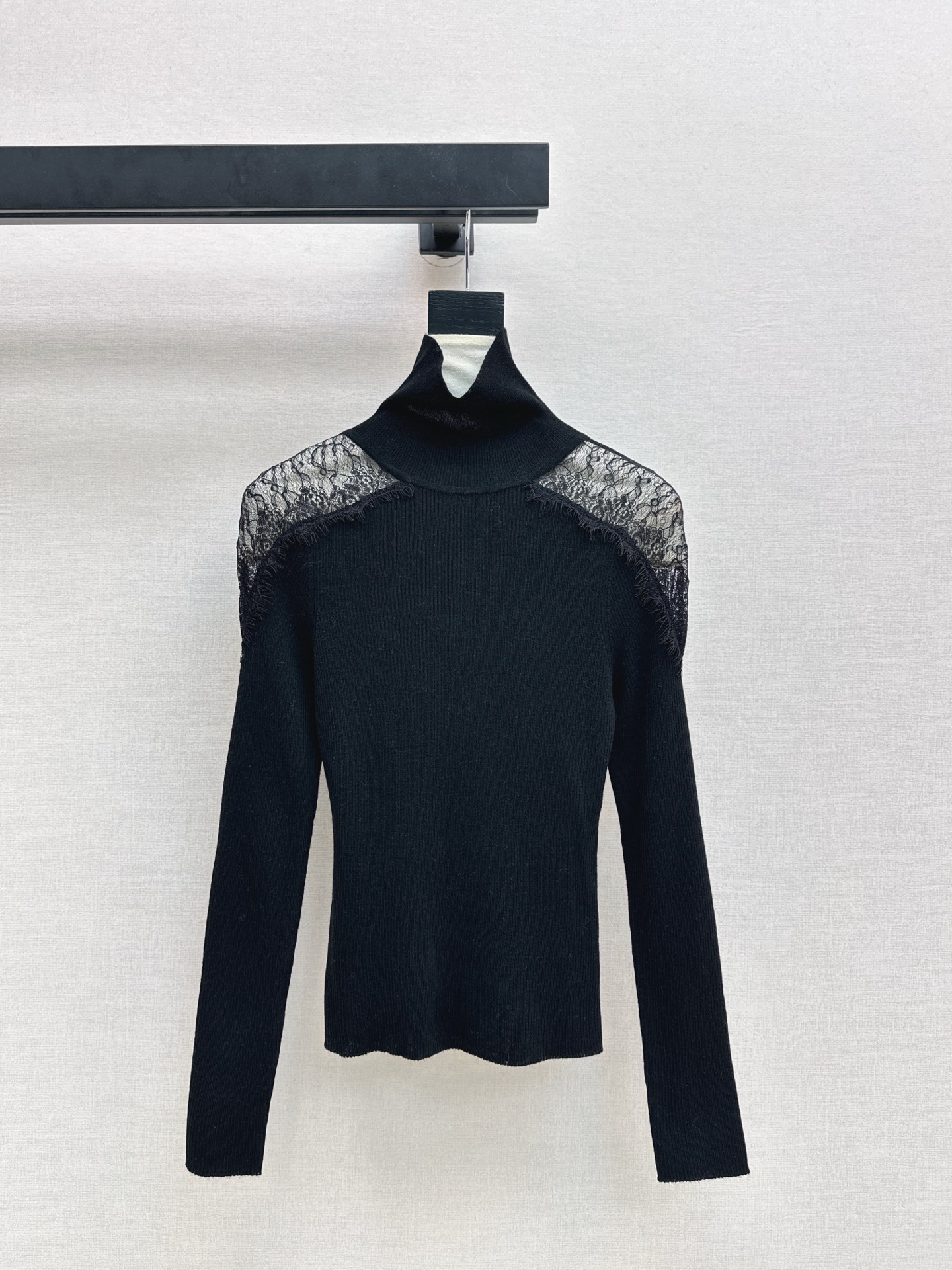 NO:611522,A must-have for everyone, Es 25Ss————The latest high-necked bottoming shirt with spliced ​​lace design for autumn and winter. A must-have for daily use. It is easy to wear and match. It is made of wool knitted yarn. It is very soft and slim and comfortable. The spliced ​​lace decoration is bright but not too eye-catching. Four colors are available now. sml,, alexander wang19860909人手必备 Es 25Ss————秋冬最新款拼接蕾丝设计高领打底衫 日常必备款 各种好穿好搭配 采用羊毛针织纱线面料 十分软糯贴身舒适 拼接蕾丝装饰 有亮点又不过分吸睛 四色现货发售sml,,alexander wang,Women's clothing