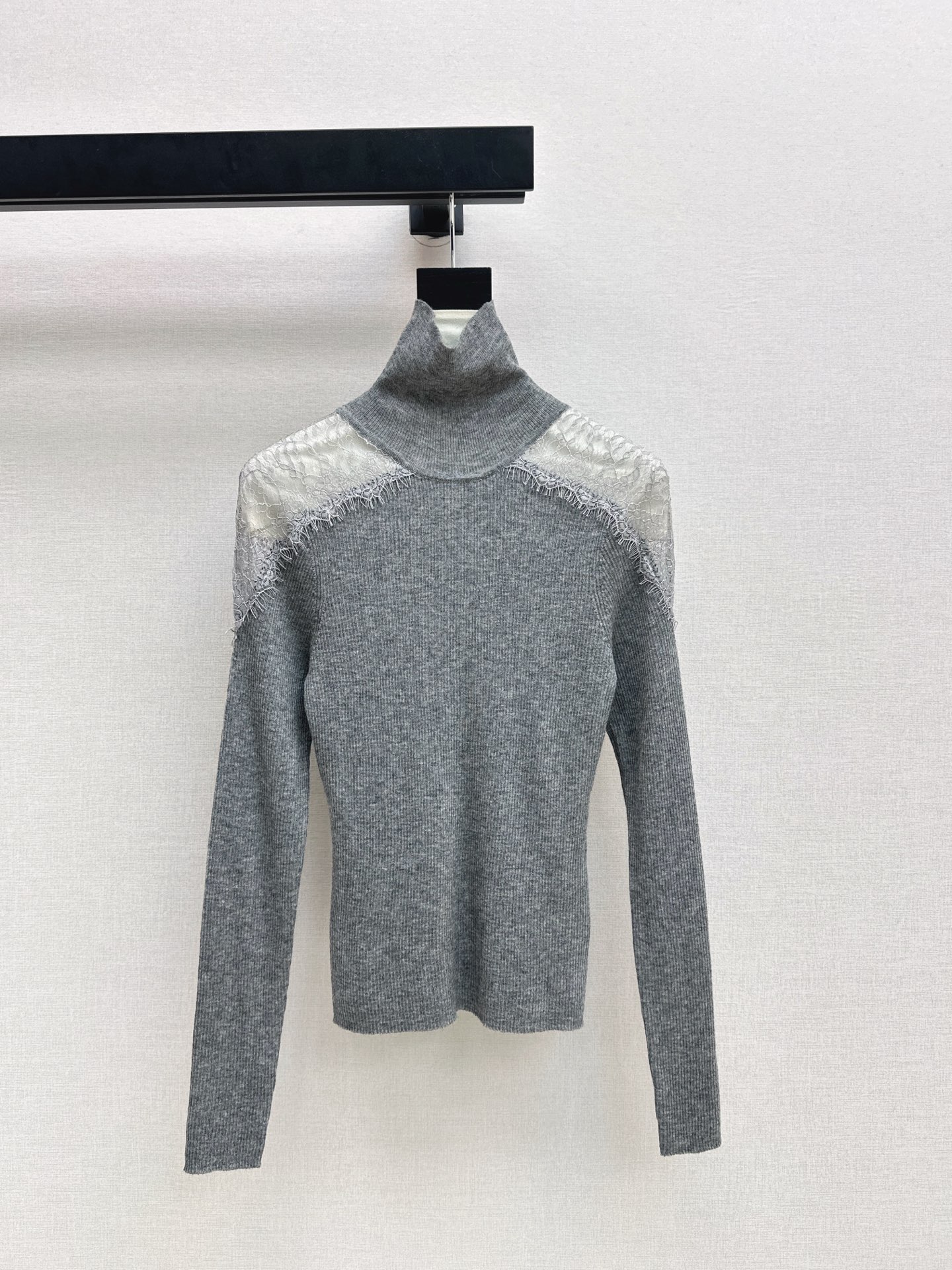NO:611517,A must-have for everyone, Es 25Ss————The latest high-necked bottoming shirt with spliced ​​lace design for autumn and winter. A must-have for daily use. It is easy to wear and match. It is made of wool knitted yarn. It is very soft and slim and comfortable. The spliced ​​lace decoration is bright but not too eye-catching. Four colors are available now. sml,, alexander wang19860909人手必备 Es 25Ss————秋冬最新款拼接蕾丝设计高领打底衫 日常必备款 各种好穿好搭配 采用羊毛针织纱线面料 十分软糯贴身舒适 拼接蕾丝装饰 有亮点又不过分吸睛 四色现货发售sml,,alexander wang,Women's clothing