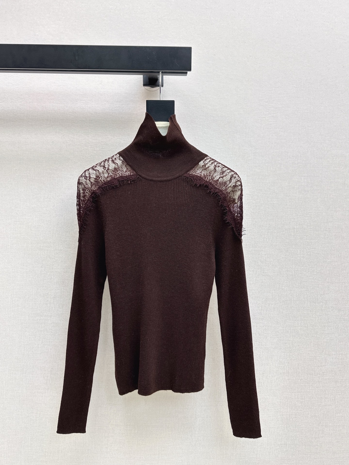 NO:611512,A must-have for everyone, Es 25Ss————The latest high-necked bottoming shirt with spliced ​​lace design for autumn and winter. A must-have for daily use. It is easy to wear and match. It is made of wool knitted yarn. It is very soft and slim and comfortable. The spliced ​​lace decoration is bright but not too eye-catching. Four colors are available now. sml,, alexander wang19860909人手必备 Es 25Ss————秋冬最新款拼接蕾丝设计高领打底衫 日常必备款 各种好穿好搭配 采用羊毛针织纱线面料 十分软糯贴身舒适 拼接蕾丝装饰 有亮点又不过分吸睛 四色现货发售sml,,alexander wang,Women's clothing