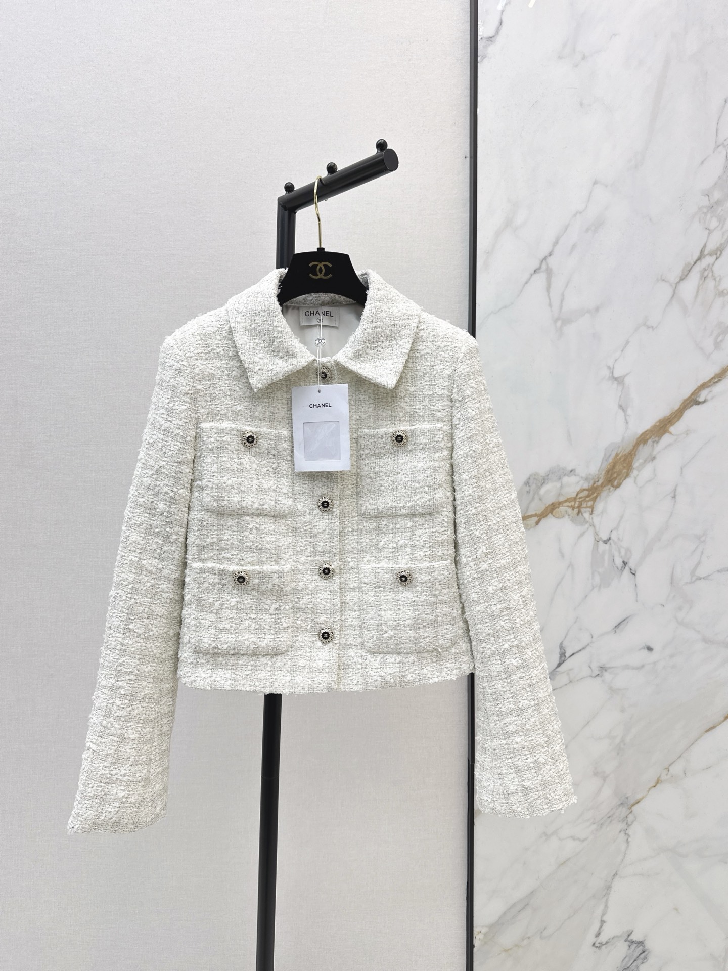 NO:611507,C Home 26Ss——Early spring’s latest style of small fragrant style woven slub four-pocket decorative jacket. Beautiful high-end woven fabric. Really beautiful. The three-dimensional texture is full of exquisiteness. The upper body has a noble temperament. The customized 3D three-dimensional tailoring version is extremely slim. It is practical and has a higher appearance. French socialite style is elegant and high-end. A must-have for rich families. One color ready for sale sml,,chanel,jackets & coats,alexander wang19860909C家 26Ss———早春最新款小香风编织粗纺四口袋装饰外套绝美高级编织面料实物超美 立体肌理感精致感满满 上身自带一种高贵气质 定制3D立体剪裁版型巨显瘦 实穿度高颜值也更高 法式名媛风优雅又高级 富家千金必备 一色现货发售sml,,chanel,jackets & coats,alexander wang,Women's clothing