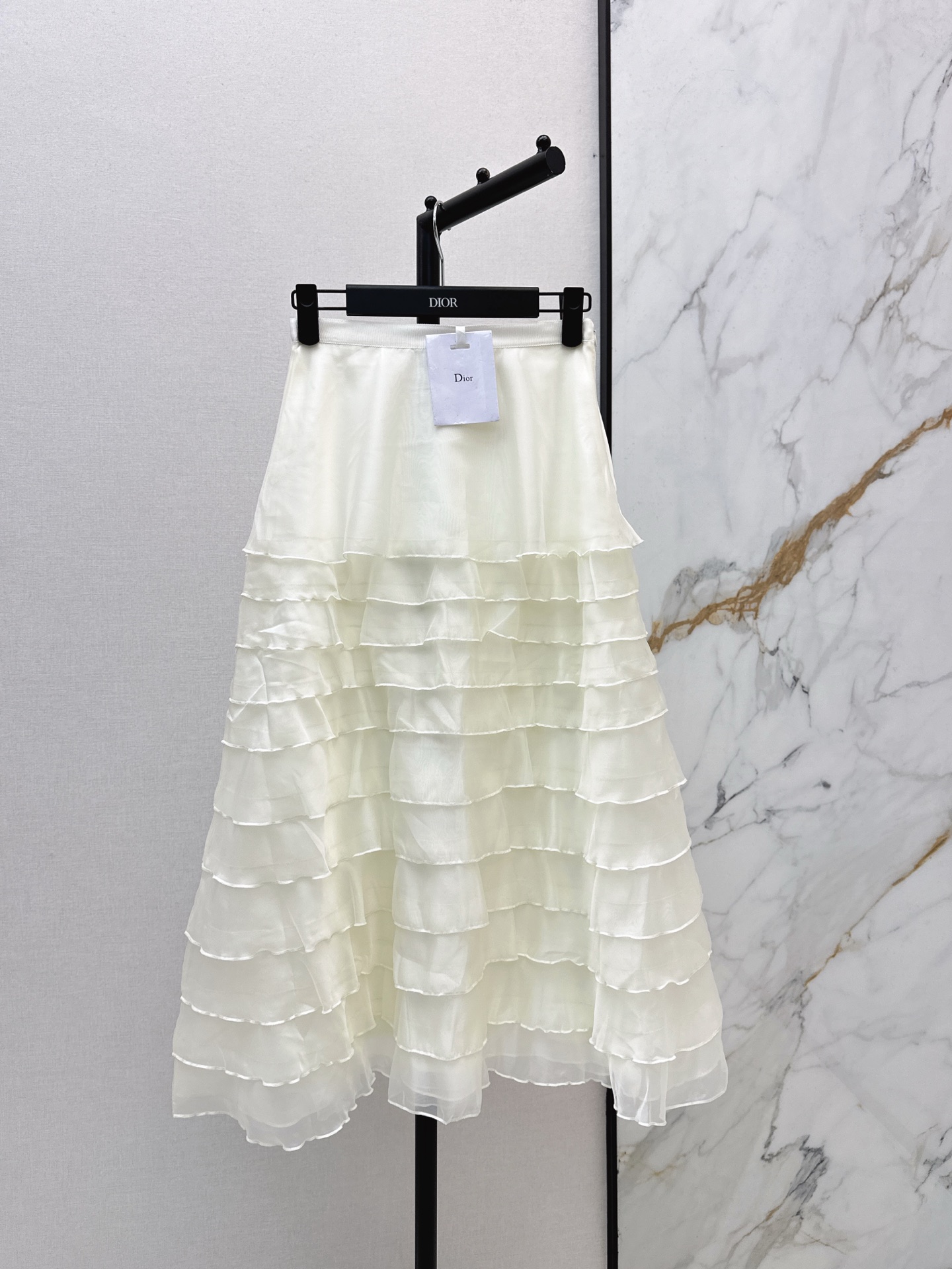 NO:611502,Popular recommendation CD 26Ss——The latest tulle cake skirt for early spring is light and elegant. The layered ruffle design is super three-dimensional. The high-waist tailoring optimizes body proportions. It is elegant whether paired with a shirt or knitted clothes. It can be easily managed in commuting or formal occasions. The fabric is soft and breathable. It is comfortable to wear and has a high-end feel. It is a must-have hot item this season. Two colors are available in stock, sml, skirts, shirts, alexander wang19860909爆款推荐 CD 26Ss———早春最新款薄纱蛋糕半身裙轻盈飘逸 层叠荷叶边设计超有立体感 高腰剪裁优化身材比例 无论搭配衬衫还是针织都很优雅 通勤或正式场合都能轻松驾驭 面料柔软透气 穿着舒适又有高级感 是本季必入热门单品 两色现货发售sml,,skirts,shirts,alexander wang,Women's clothing