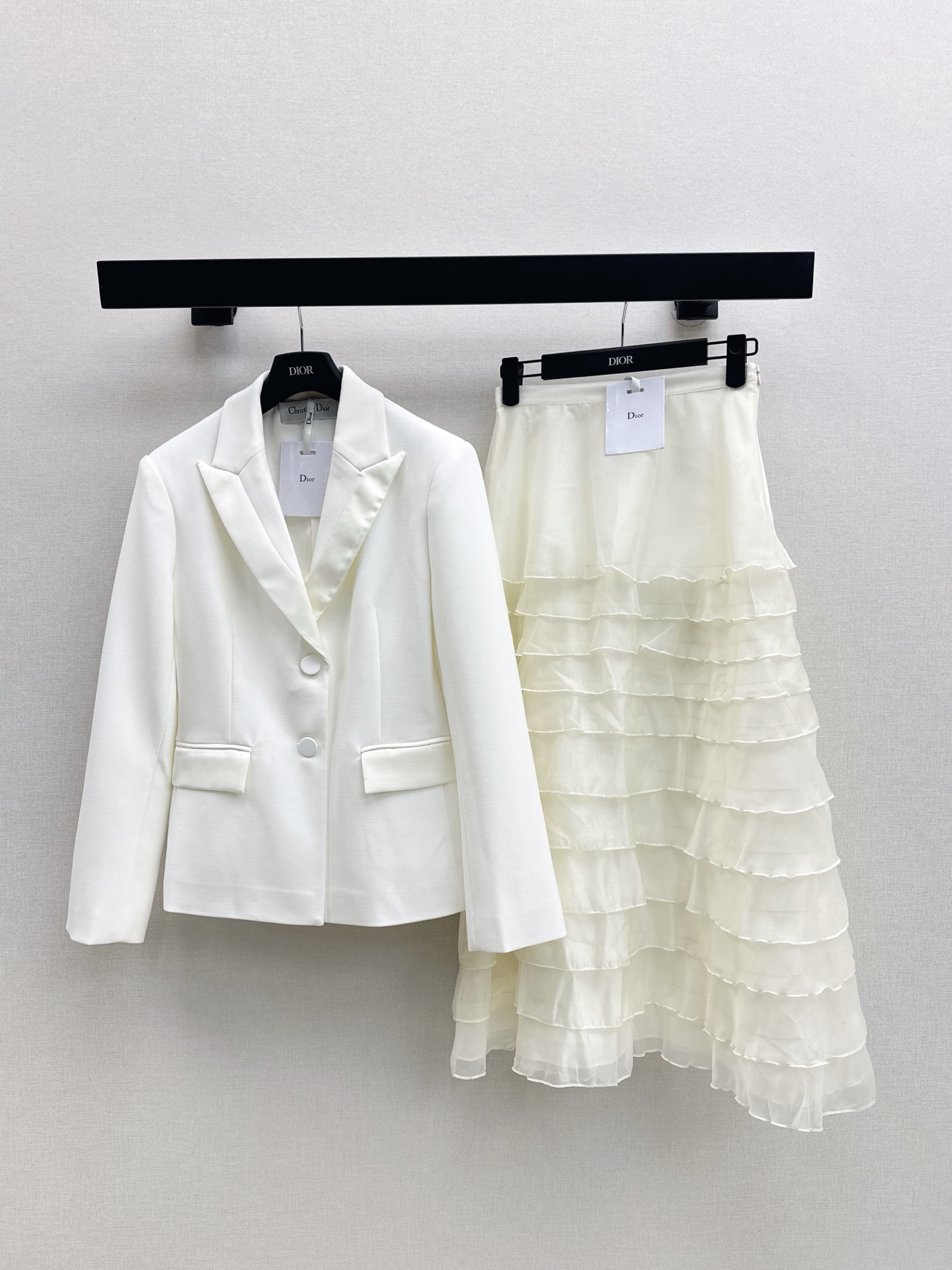 NO:611497,CD 26Ss————The latest minimalist and handsome single-breasted slim-fitting suit jacket for autumn and winter. The suit with lapel shoulder pads and gun-notch collar is full of retro and high-end feeling. The three-dimensional tailoring waist version fits the human body curve and makes it more tall and slim. The texture of the custom wool blended fabric is crisp, stylish and elegant. It is very practical and can be used for daily commuting. Two colors are available for sale sml,,jackets & coats,business suit,alexander wang19860909CD 26Ss————秋冬最新款极简主义帅气单排扣修身西装外套 翻领垫肩西装搭配枪驳领口复古高级感满满 立体剪裁收腰版型贴合人体曲线 更显挺拔苗条 定制羊毛混纺面料质感挺括有型干练优雅 实穿性很高 通勤日常都很好搭 两色现货发售sml,,jackets & coats,business suit,alexander wang,Women's clothing