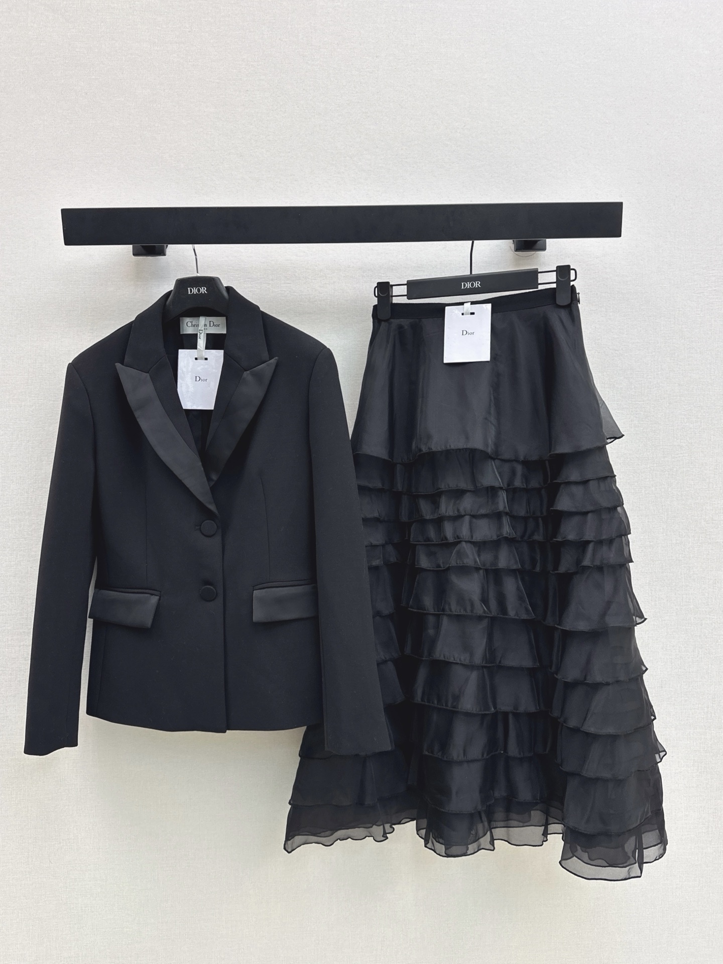 NO:611536,CD 26Ss————The latest minimalist and handsome single-breasted slim-fitting suit jacket for autumn and winter. The suit with lapel shoulder pads and gun-notch collar is full of retro and high-end feeling. The three-dimensional tailoring waist version fits the human body curve and makes it more tall and slim. The texture of the custom wool blended fabric is crisp, stylish and elegant. It is very practical and can be used for daily commuting. Two colors are available for sale sml,,jackets & coats,business suit,alexander wang19860909CD 26Ss————秋冬最新款极简主义帅气单排扣修身西装外套 翻领垫肩西装搭配枪驳领口复古高级感满满 立体剪裁收腰版型贴合人体曲线 更显挺拔苗条 定制羊毛混纺面料质感挺括有型干练优雅 实穿性很高 通勤日常都很好搭 两色现货发售sml,,jackets & coats,business suit,alexander wang,Women's clothing