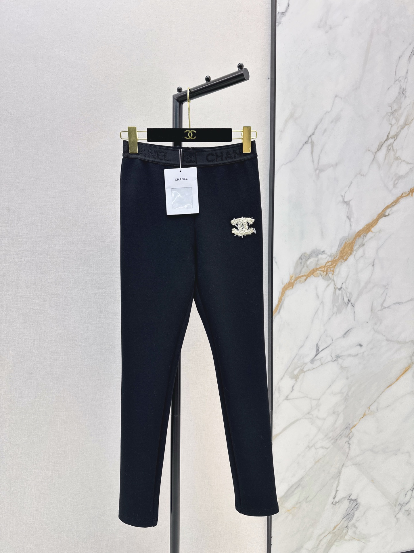 NO:621733,C Home 25Ss————The latest classic logo-decorated leggings for autumn and winter, jacquard dark pattern letters on the waistband, contrasting elastic webbing, logo decoration on the pants body, solid black color is really cool, super versatile, can also be used as yoga pants and cycling pants, whether worn alone or as a base layer, the upper body is perfect for age reduction, casual and fashionable, ready for sale in one color, sml,,chanel,alexander wang19860909C家 25Ss————秋冬最新款经典logo装饰打底裤腰头提花暗纹字母撞色弹力织带 裤身logo装饰 纯色黑色真的太炫酷了超级百搭 还可以当瑜伽裤骑行裤 不管是单穿还是打底 上身减龄绝绝子 随性又时髦 一色现货发售sml,,chanel,alexander wang,Women's clothing