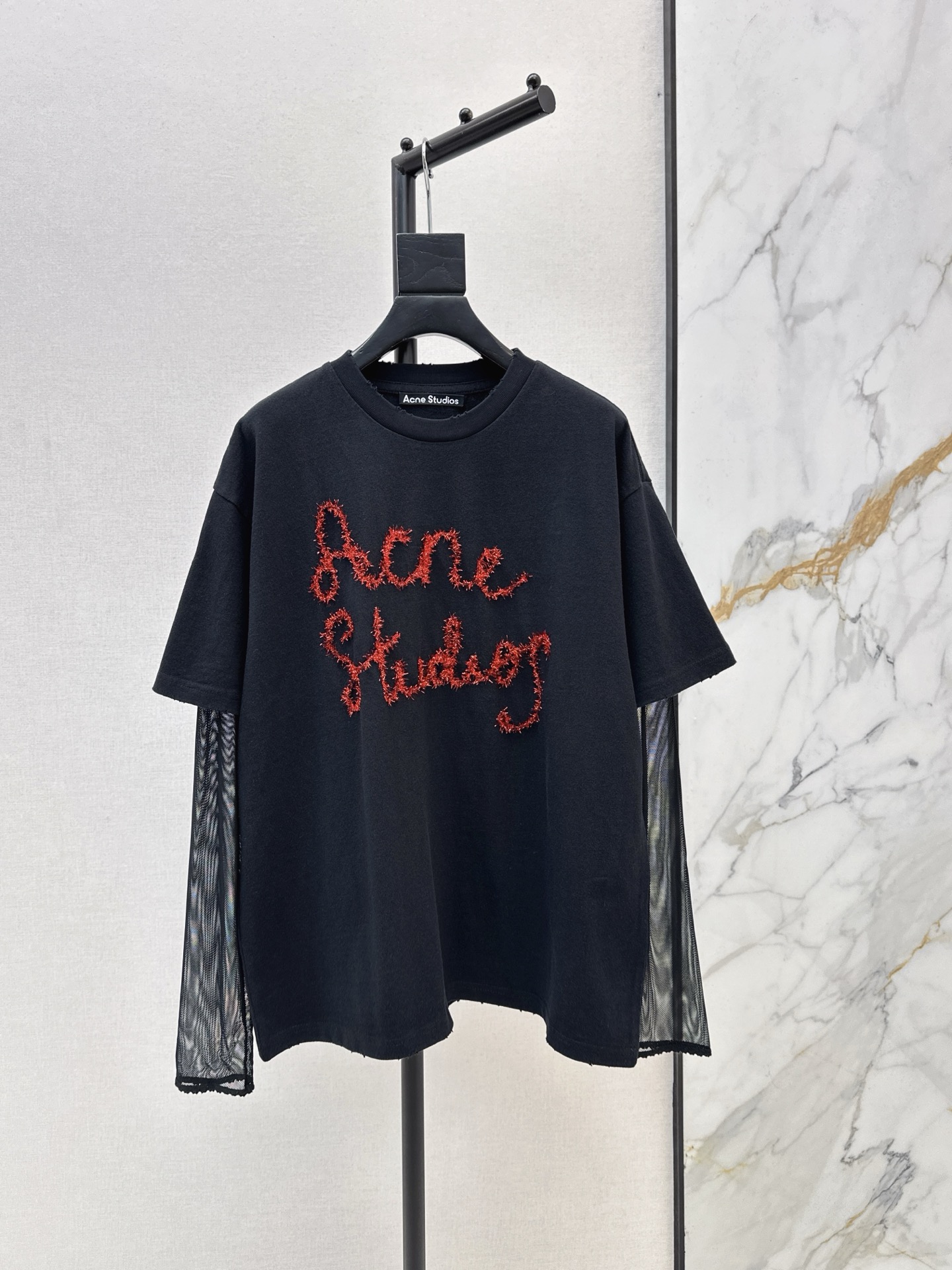 NO:621730,Acn~ E 25Ss————The latest fake two-piece contrasting color cotton long-sleeved tops in autumn and winter, customized twill cotton material, breathable, comfortable and full of texture. Fake two-piece long-sleeved T-shirts are stacked and cut. The superposition method is fashionable. The letter logo on the chest is crocheted with red silver yarn. The sleeves are slightly see-through and eye-catching. Create a personalized style, fashionable and age-reducing, and stand out when worn alone. Available in stock sml,,tees,t-shirt,alexander wang19860909Acn～ E 25Ss————秋冬最新款假两件撞色全棉长袖上衣定制斜纹全棉材质 透气舒适质感十足 假两件T恤长袖叠穿裁剪 叠加做法的时髦感 胸口字母徽标红色银丝纱线钩织 袖子微透十足亮眼 打造个性风格 时髦减龄 单穿内搭都出彩一色现货发售sml,,tees，t-shirt,alexander wang,Women's clothing