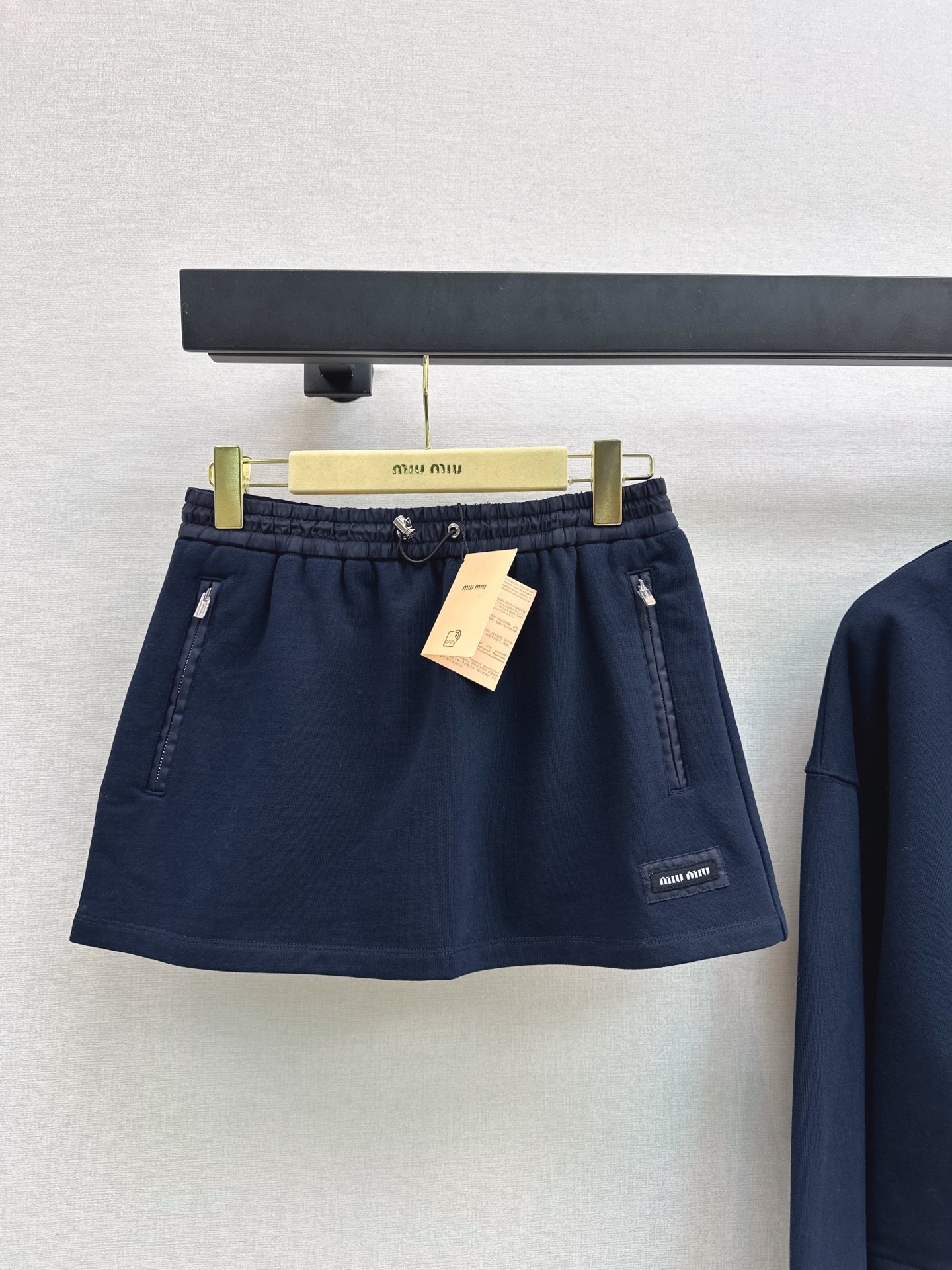 NO:621727,Miu 25Ss————The latest Miu style age-reducing outfit for autumn and winter. Zippered drawstring jacket + Mini skirt. Customized twill cotton material. The texture is glossy and drapey. Zipper jacket style. Loose zipper lapel stand-up collar design. Letter logo embellishment. Paired with the same series of high-waisted workwear-like short skirts. Presenting a casual college casual style. Fashionable and western style. Developed in one color. Ready for sale sml,,miumiu,skirts,jackets &  coats,jackets & coats,alexander wang19860909Miu 25Ss————秋冬最新款缪系减龄穿搭套装 拉链抽绳夹克外套+Mini半裙 定制斜纹全棉材质 质感光泽垂感十足 拉链夹克外套版型 宽松拉链开襟翻领立领设计 字母徽标点缀 搭配同系列高腰工装感短裙 呈现随性学院休闲风格 穿搭时髦洋气 一色分开发 现货发售sml,,miumiu,skirts,jackets & coats,jackets & coats,alexander wang,Women's clothing