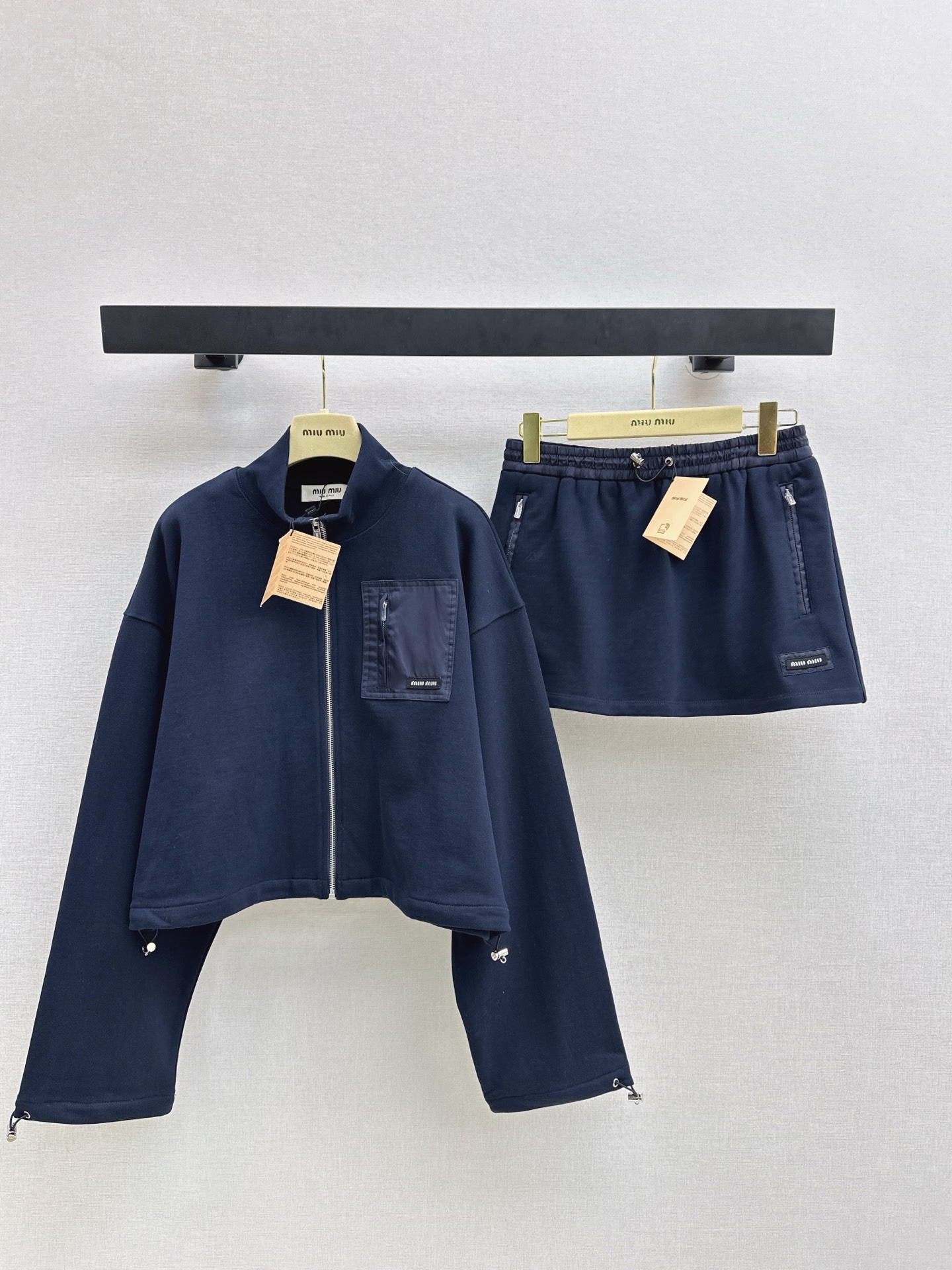 NO:621724,Miu 25Ss————The latest Miu style age-reducing outfit for autumn and winter. Zippered drawstring jacket + Mini skirt. Customized twill cotton material. The texture is shiny and drapey. Zipper jacket style. Loose zipper placket. Lapel stand-up collar design. Letter logo embellishment. Paired with the same series of high-waisted workwear-like short skirts. Presenting casual college casual style. Fashionable and foreign style. One color separates. Ready for sale sml  Jackets,,miumiu,skirts,jackets & coats,jackets & coats,alexander wang19860909Miu 25Ss————秋冬最新款缪系减龄穿搭套装 拉链抽绳夹克外套+Mini半裙 定制斜纹全棉材质 质感光泽垂感十足 拉链夹克外套版型 宽松拉链开襟翻领立领设计 字母徽标点缀 搭配同系列高腰工装感短裙 呈现随性学院休闲风格 穿搭时髦洋气 一色分开发 现货发售sml 外套,,miumiu,skirts,jackets & coats,jackets & coats,alexander wang,Women's clothing