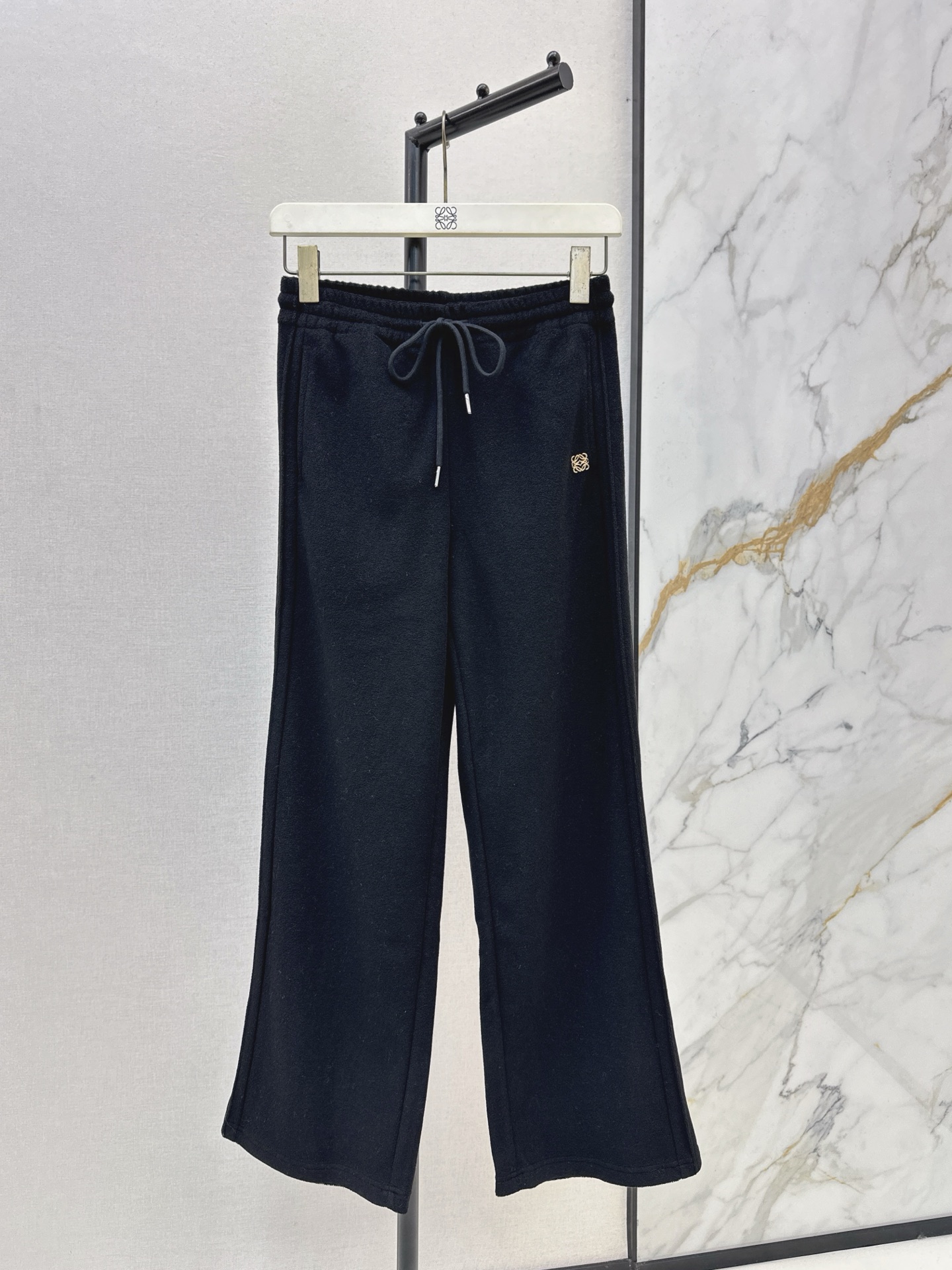 NO:621721,Loe 25Ss————The latest drawstring solid color wide-leg trousers for autumn and winter. Contrasting logo elastic webbing at the waist. Metal decoration on the trousers. The strips on both sides visually perfectly close the hips. The overall length of the body lengthens the body proportions. Casual straight pants. Silky and comfortable. Versatile items. High-waisted wide-leg pants with perfect slim fit. Fashionable and advanced. Elegant and elegant upper body. Super slim. Two colors available for sale. sml, loewe, alexander wang19860909Loe 25Ss————秋冬最新款抽绳净色阔腿长裤 腰头撞色logo弹力织带 裤身金属装饰装饰 两侧拼条视觉上完美收胯 整体计拉长人体比例 休闲直筒裤 丝滑舒适 百搭单品 高腰阔腿裤型完美纤瘦版型时髦又高级 优雅大气上身超显瘦 两色现货发售sml,,loewe,alexander wang,Women's clothing