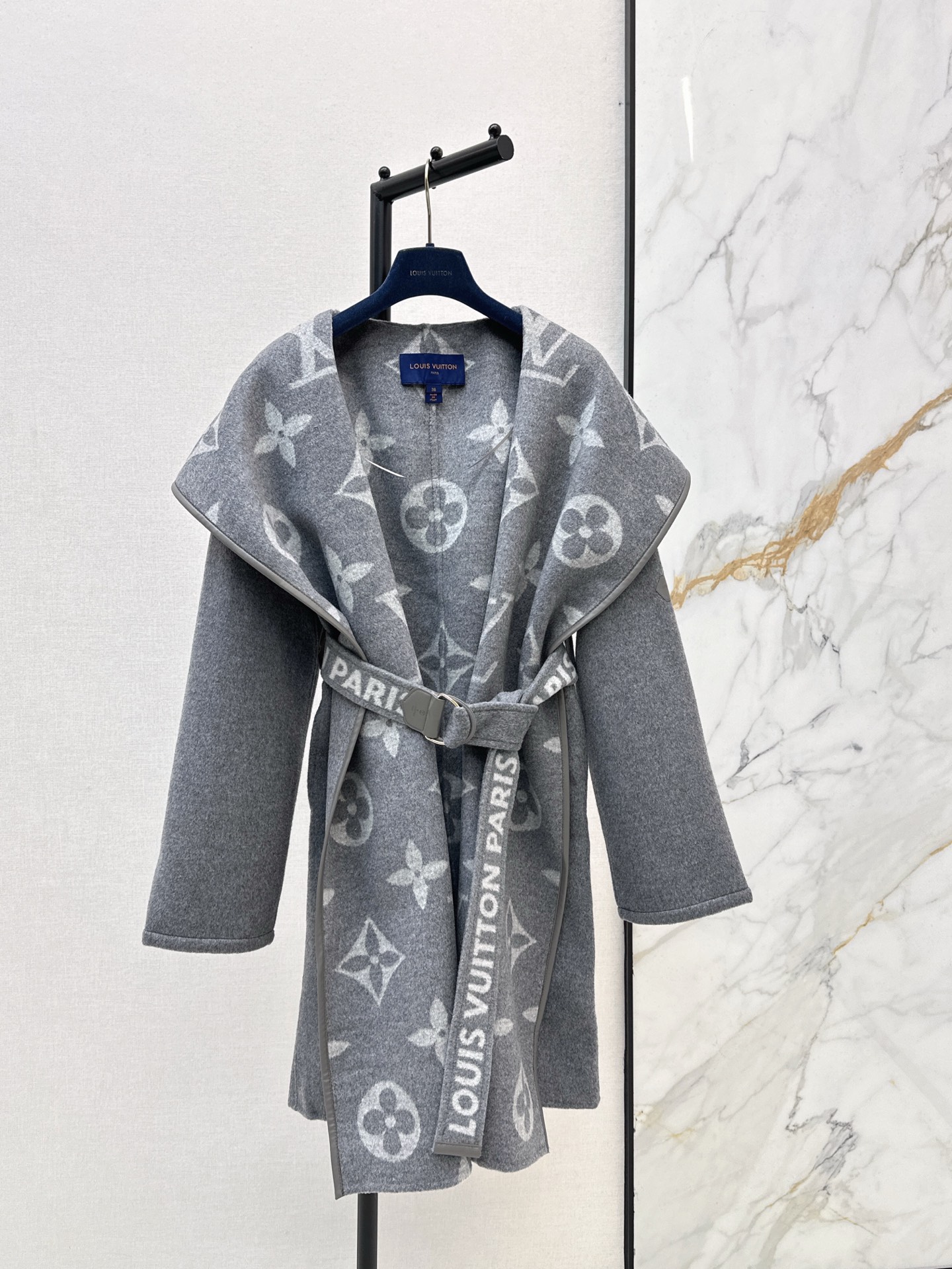 NO:621718,Comes with dust bag L Home 25Ss————The latest double-sided wearable classic wrap-style long hooded coat for autumn and winter is made of luxurious double-sided wool fabric. One side shows a simple and elegant style. The other side is fully covered with the same color Monogram pattern. The wrap-style silhouette and the wide hood complement each other. The casual belt achieves the waist design. Purely handmade craftsmanship. One color ready for sale sml, louis vuitton, hats, alexander wang19860909配防尘袋L家 25Ss————秋冬最新款双面可穿经典围裹式长款连帽大衣采用奢华双面羊毛面料 一面展现素雅格调 另一面全幅铺陈同色系 Monogram 图案 围裹式廓形与宽大兜帽相映成趣 休闲腰带成就束腰设计 纯手工制作工艺 一色现货发售sml,,louis vuitton,hats,alexander wang,Women's clothing