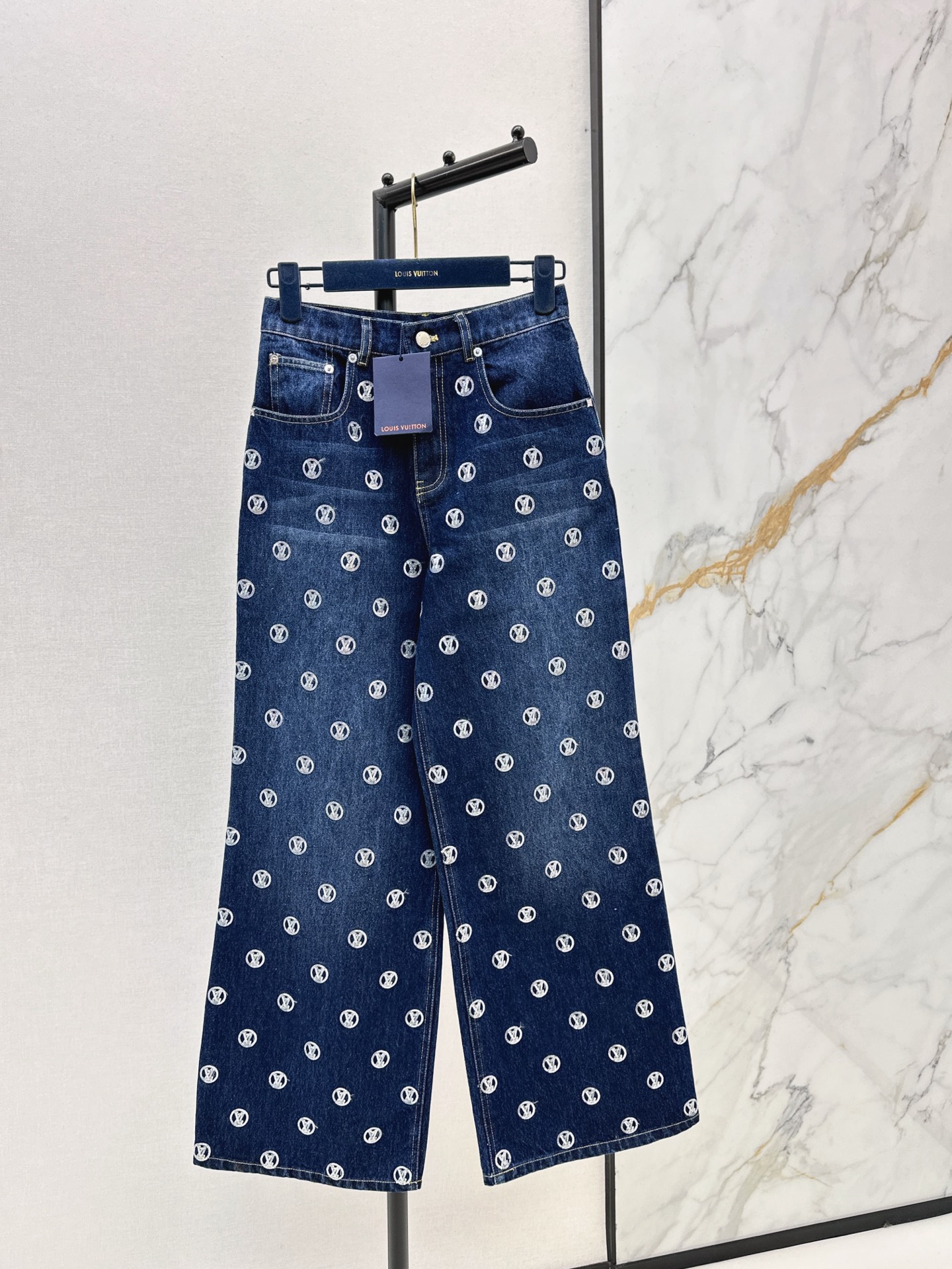 NO:621709,L Family 25Ss————The latest ski series gold coin sequin denim series MONOGRAM embroidered sequin all-over logo denim trousers, classic straight-leg trousers, fashionable and high-end, heavy industry and full positioning embroidery without scratching, original customized enzyme retro washed denim denim fabric, classic mid-high waist straight-leg trousers, versatile, not picky, super slimming, highly recommended casual temperament single product, customized hardware accessories, two colors ready for sale sml, louis vuitton, alexander  wang19860909L家 25Ss————秋冬最新款滑雪系列金币珠片牛仔系列MONOGRAM刺绣珠片满幅logo牛仔长裤经典直筒裤型时髦又高级 重工全定位刺绣不扎人 原版定制酵素复古洗水丹宁牛仔面料 经典中高腰直筒裤形百搭不挑人上身巨显瘦 强烈推荐休闲气质单品 定制五金配件 两色现货发售sml,,louis vuitton,alexander wang,Women's clothing