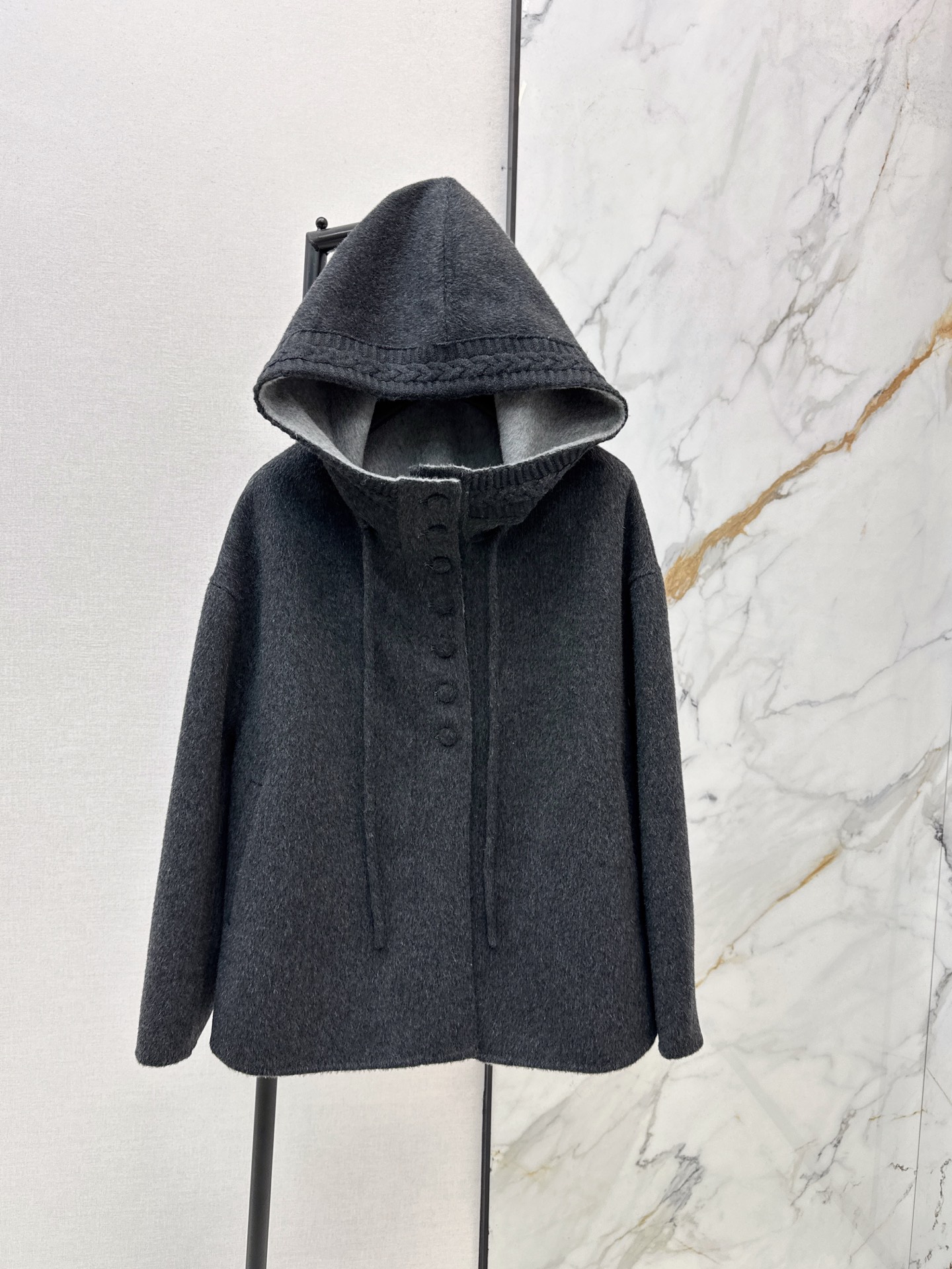 NO:621729,Lo530P Ss————The latest twist knitted splicing buttoned hooded woolen jacket for autumn and winter. Retro British style. Slightly loose fit and relaxed tailoring. More inclusive. Daily recommendation. Wool double-sided nylon fabric is comfortable, light and warm. It can enhance the three-dimensional beauty of clothing. Material with a great autumn and winter atmosphere. Classic and timeless high-end color matching. Old money is elegant and warm. Just needed for autumn and winter matching. Three colors available for sale sml,,jackets & coats,hats,alexander  wang19860909Lo530P Ss————秋冬最新款麻花针织拼接排扣连帽毛呢外套 复古英伦风气质 微宽松版型松弛有度剪裁 比较有包容性 日常推荐 羊毛双面尼面料舒适轻盈有温度 能提升服饰的立体美感 很有秋冬氛围的材质 经典不过时的高级感配色 老钱优雅温暖 秋冬搭配刚需 三色现货发售sml,,jackets & coats,hats,alexander wang,Women's clothing