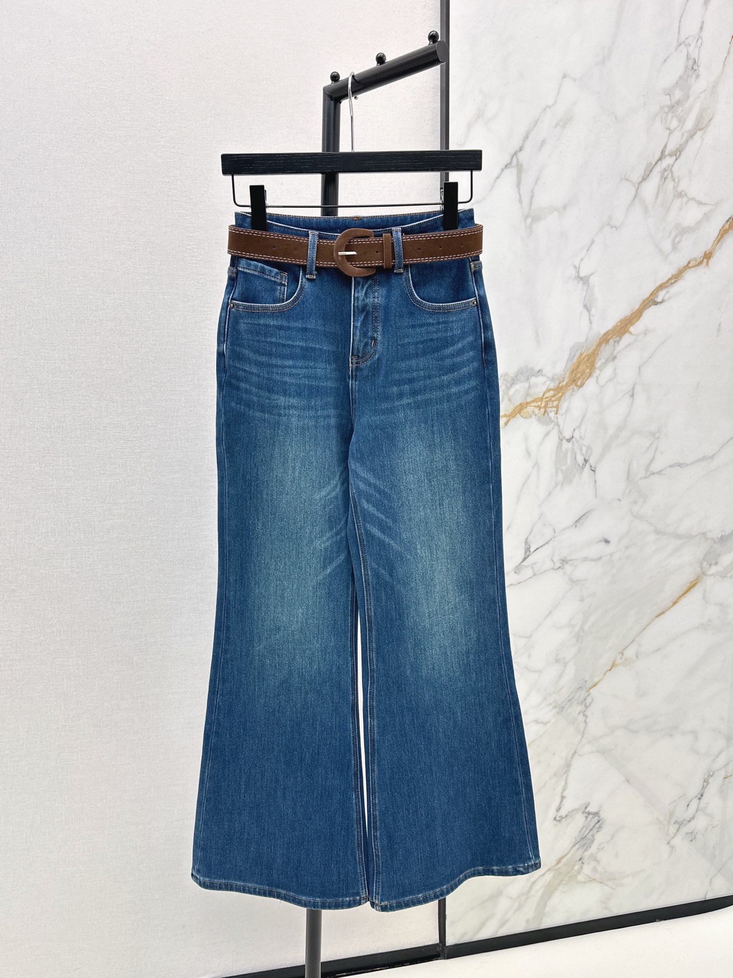 NO:621726,Simple and versatile, fashionable niche design 25Ss————The latest belt-embellished composite velvet jeans for autumn and winter. A must-have for winter warmth. Thickened velvet inside has great thermal insulation effect. No matter how cold it is. The flared pants with side splicing design are very versatile and not picky. Easily wear a sense of long-leg proportions. All kinds of versatile blogger-style trousers for daily use. One color ready for sale smlxl,,jeans,alexander wang19860909简约百搭 时髦小众设计 25Ss————秋冬最新款腰带装饰复合加绒牛仔裤 冬季保暖必备款 内里加厚绒 保暖效果巨好 再冷也不怕了 侧边拼接设计喇叭裤型 很百搭不挑人 轻松穿出长腿比例感 日常各种百搭的博主范裤子 一色现货发售smlxl,,jeans,alexander wang,Women's clothing