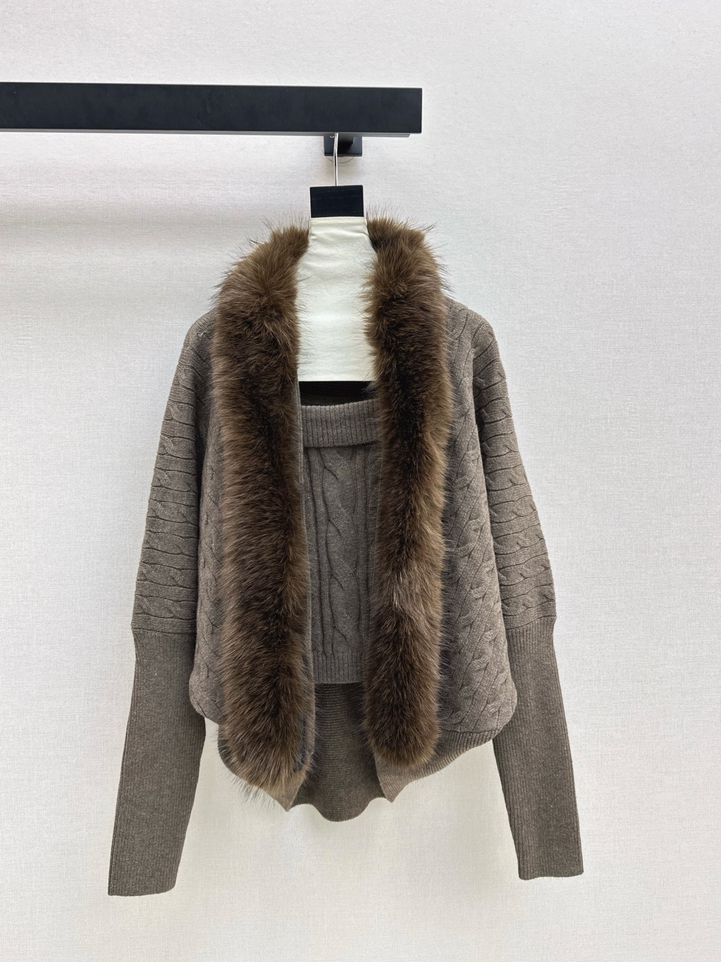 NO:621720,Miu 25Ss————The latest autumn and winter knitted two-piece strapless top + detachable fur collar cardigan. I really like it. The exquisite atmosphere is lazy. The texture of the imported loom is superb. It is eye-catching no matter how you match it. The selected wool knitted fabric is fluffy and warm. One set is available. Two colors are available in stock. sml,, miumiu, alexander wang19860909Miu 25Ss————秋冬最新款针织两件套抹胸吊带上衣+可拆卸毛领开衫 真的很爱 精致氛围慵懒感 进口织机质感超棒 怎么搭配都很吸睛 精选羊毛针织面料蓬松暖糯 一套出 两色现货发售sml,,miumiu,alexander wang,Women's clothing